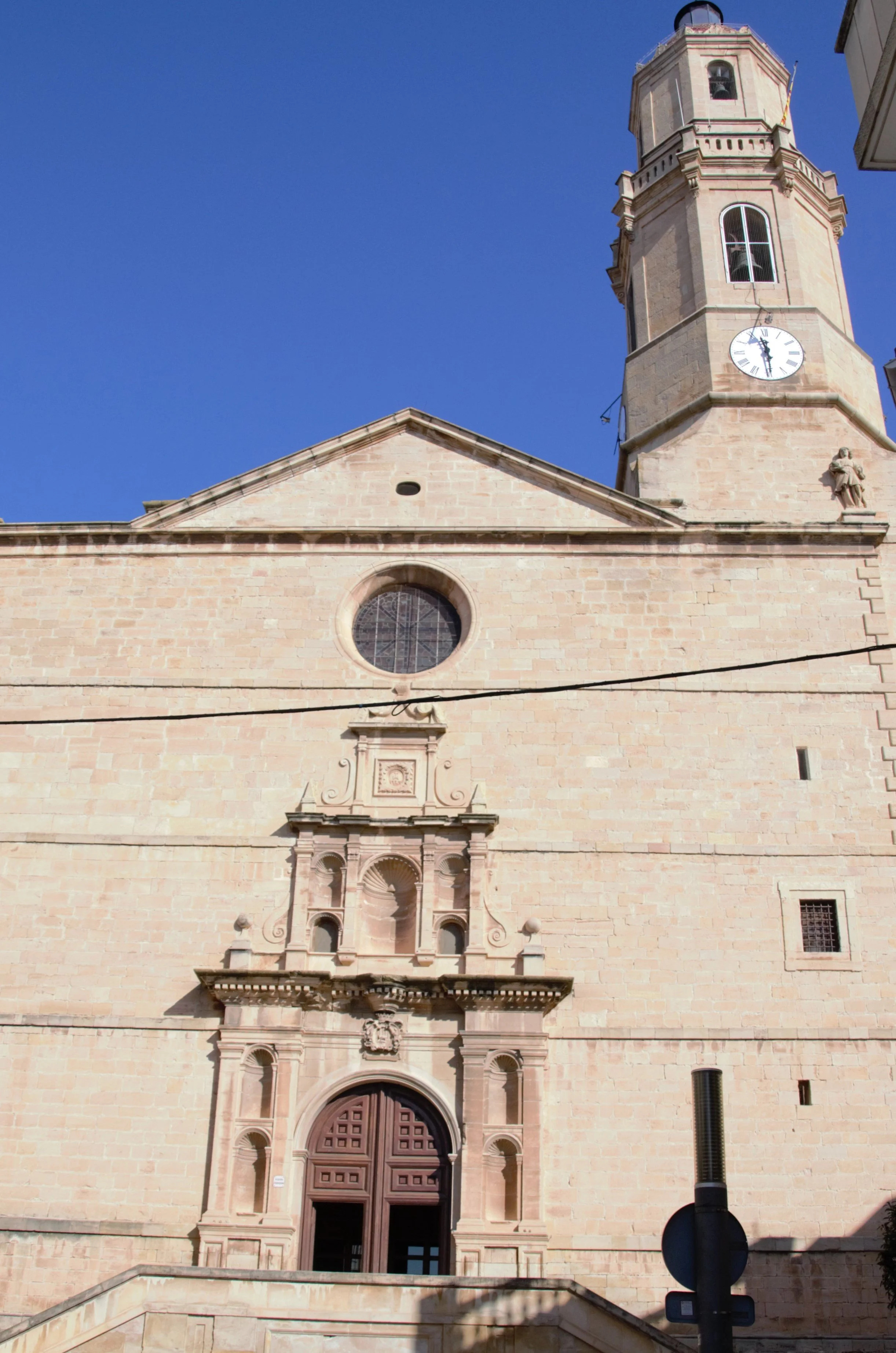 Façana i campanar de l’Assumpció de Maria de les Borges Blanques, far de la ruta Fars de Ponent.