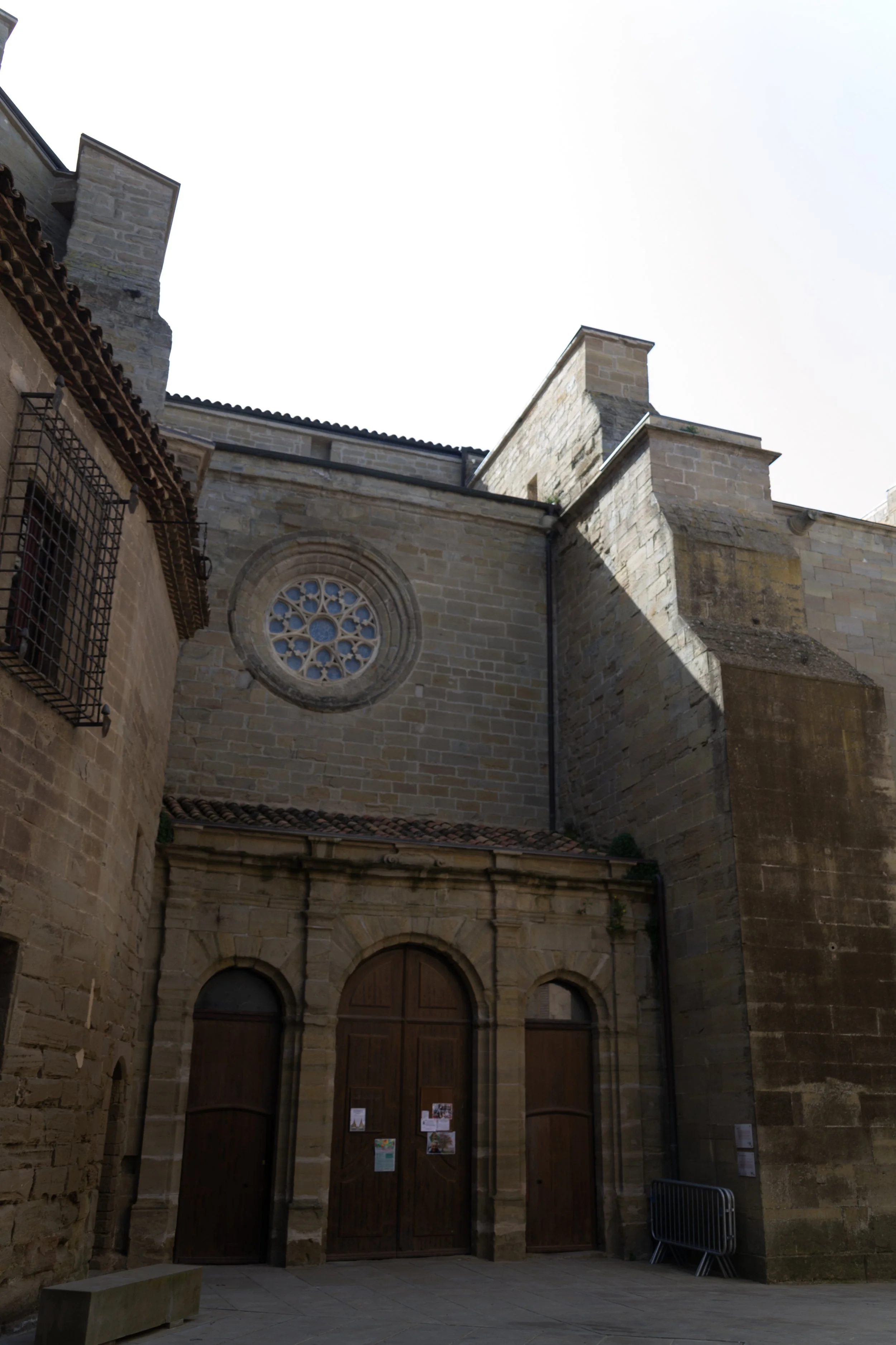 Entrada de Santa Maria de Cervera amb escalinata, portal monumental i façana de pedra.