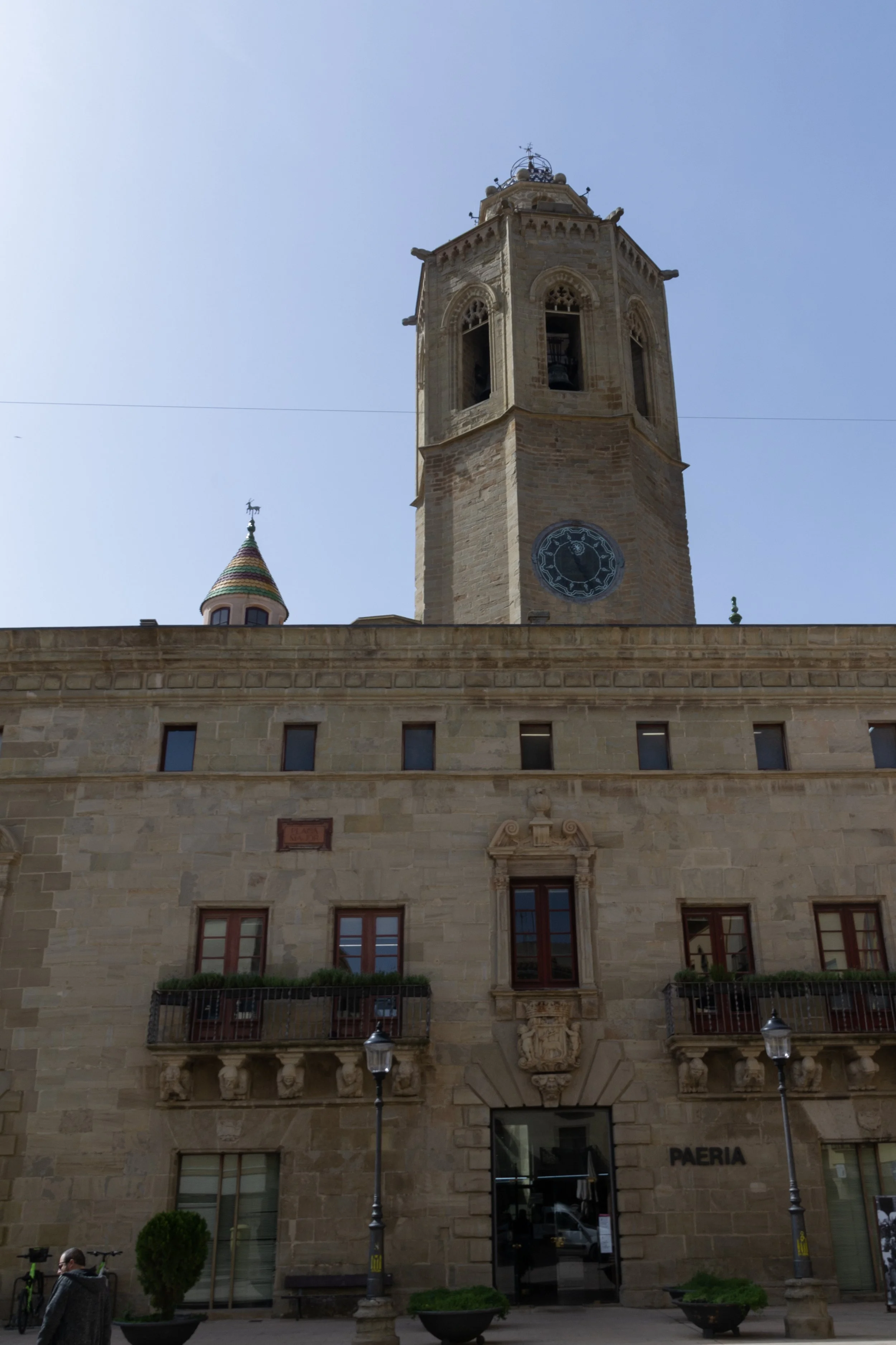 Campanar de Santa Maria de Cervera vist des de la plaça Major, far de la ruta Fars de Ponent.