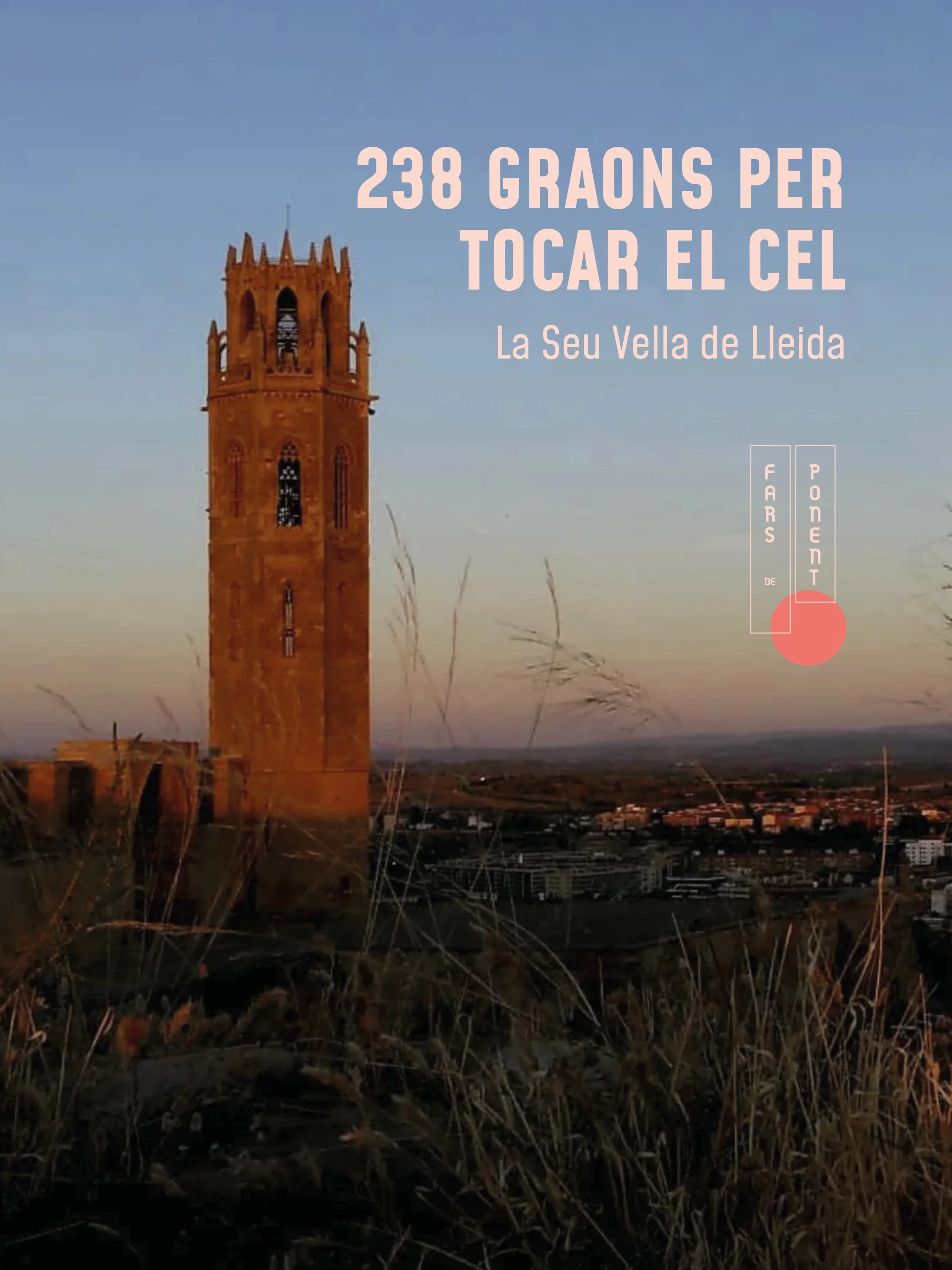 El campanar de La Seu Vella de Lleida s&rsquo;enfila m&eacute;s de 60 metres sobre la ciutat. Per arribar-hi, cal pujar 238 graons: una escala de cargol que converteix la visita en una ascensi&oacute; lenta, de pedra i mirada.

A dalt, Lleida s&rsquo