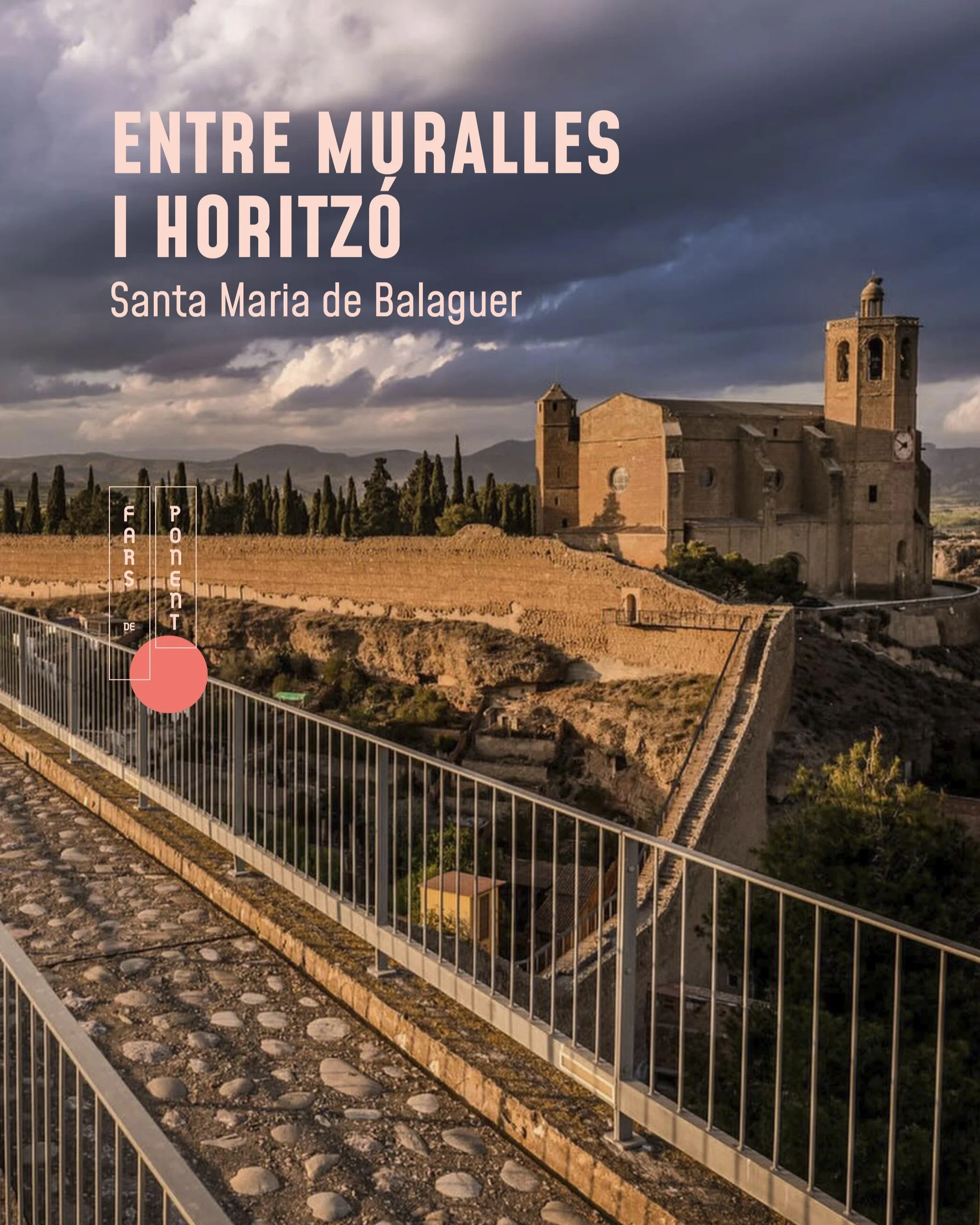 Santa Maria de Balaguer &eacute;s un d&rsquo;aquells fars que tamb&eacute; es poden mirar des de la dist&agrave;ncia: sobre el tur&oacute;, entre muralles, amb la ciutat als peus i la Plana d&rsquo;Urgell obrint-se a l&rsquo;horitz&oacute;.

Des de l