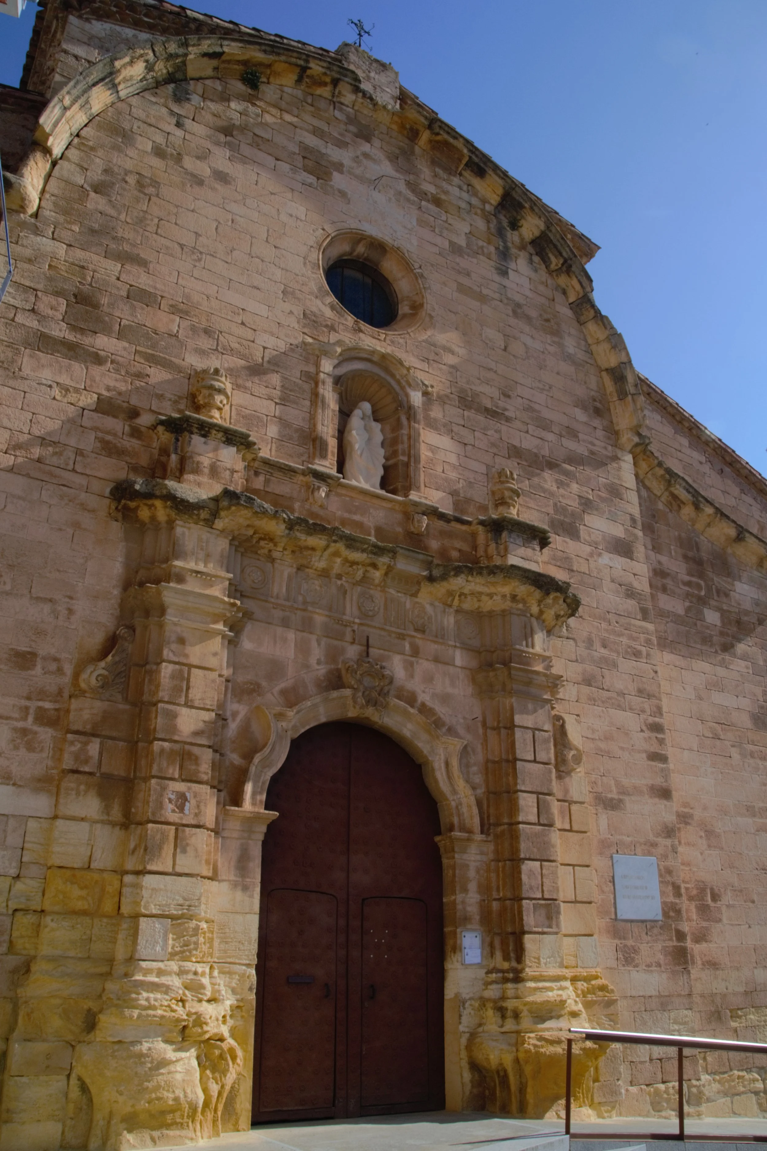 Porta principal de l’església de Sant Miquel d’Os de Balaguer.