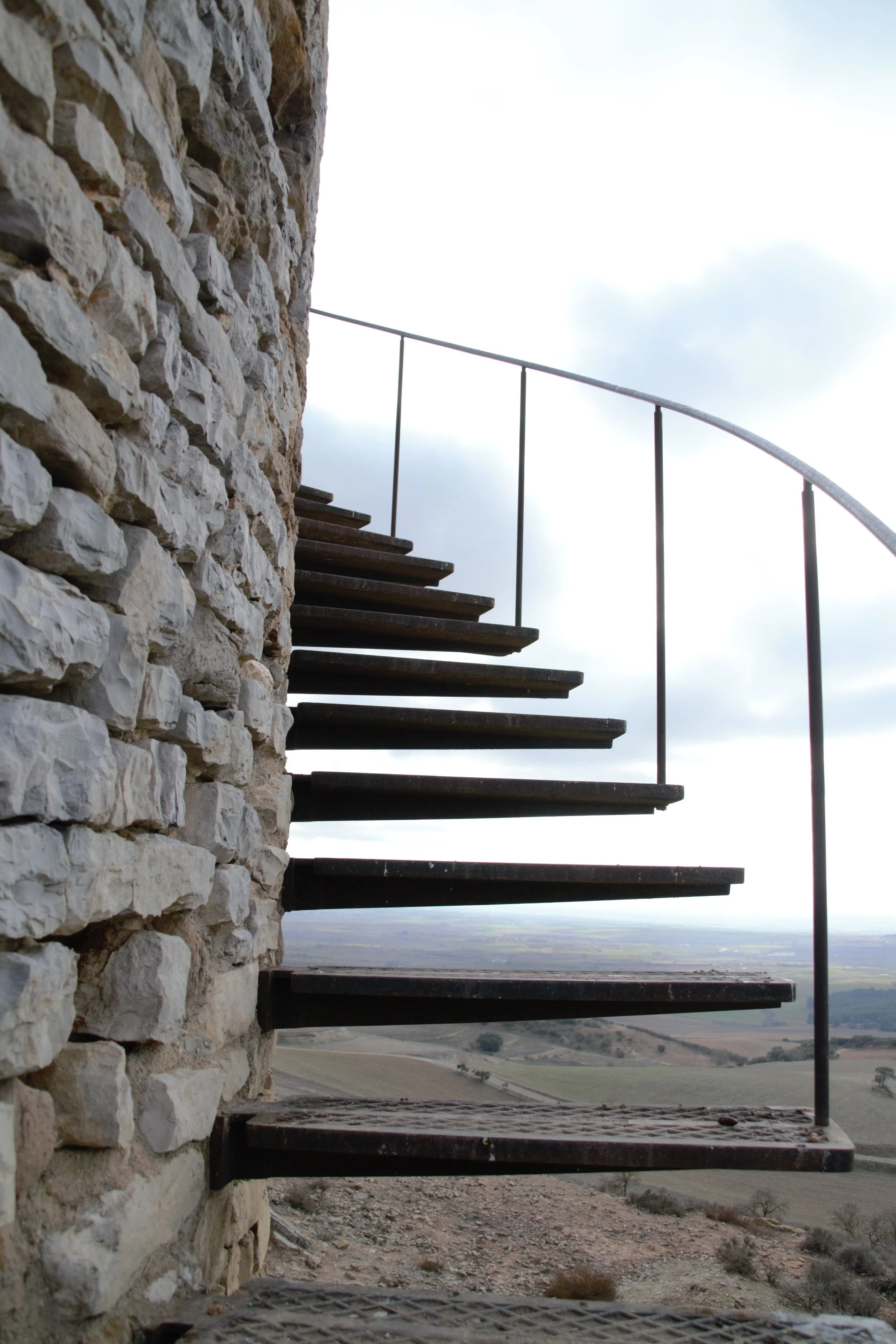 Escala exterior del Pilar d’Almenara amb la Plana d’Urgell al fons.