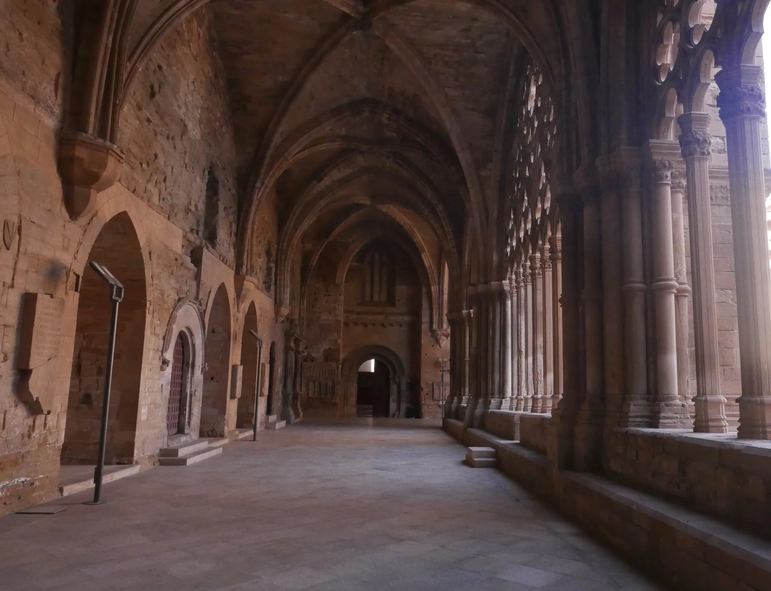 Galeria del claustre de la Seu Vella de Lleida amb voltes de pedra i finestrals gòtics.