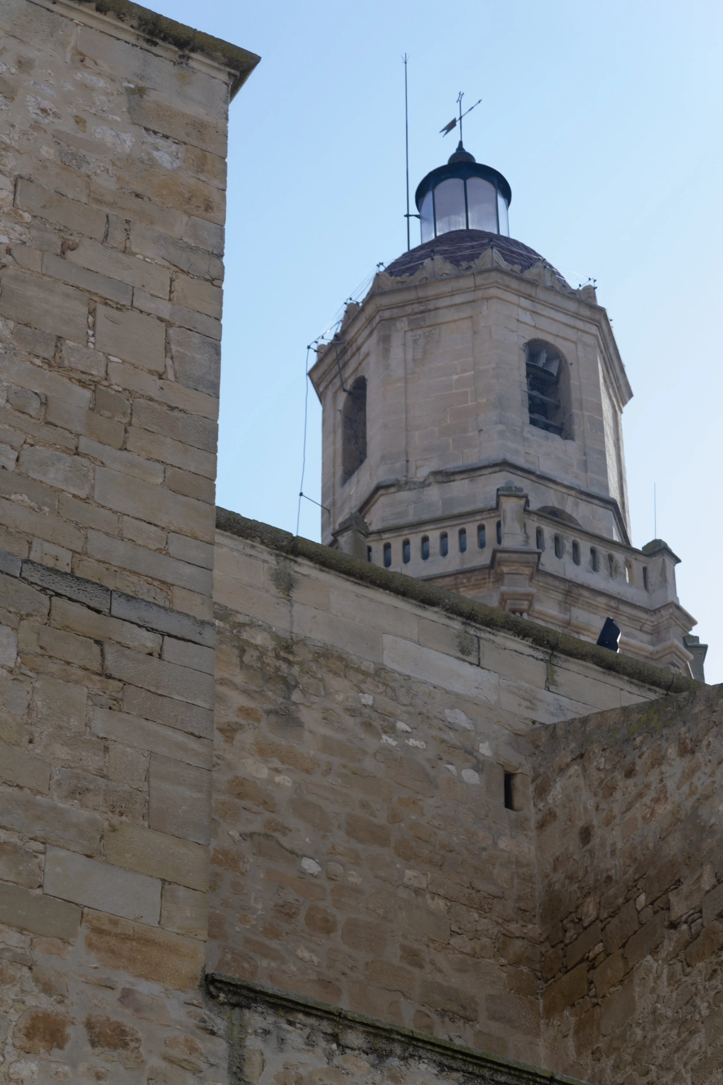Campanar de l’Assumpció de Maria de les Borges Blanques vist des del peu de l’església.