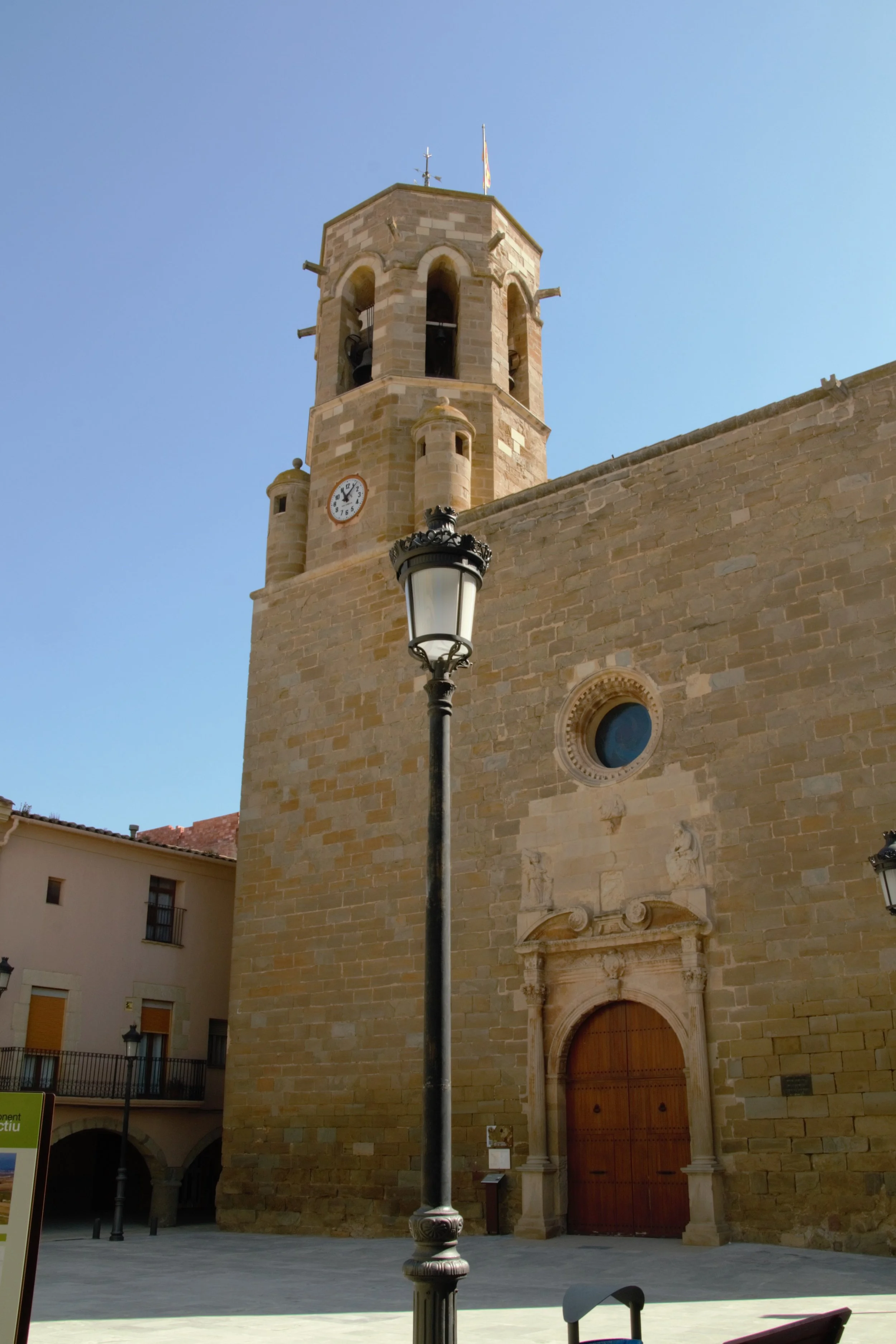 Església i campanar de Santa Maria de Linyola, far de la ruta Fars de Ponent.