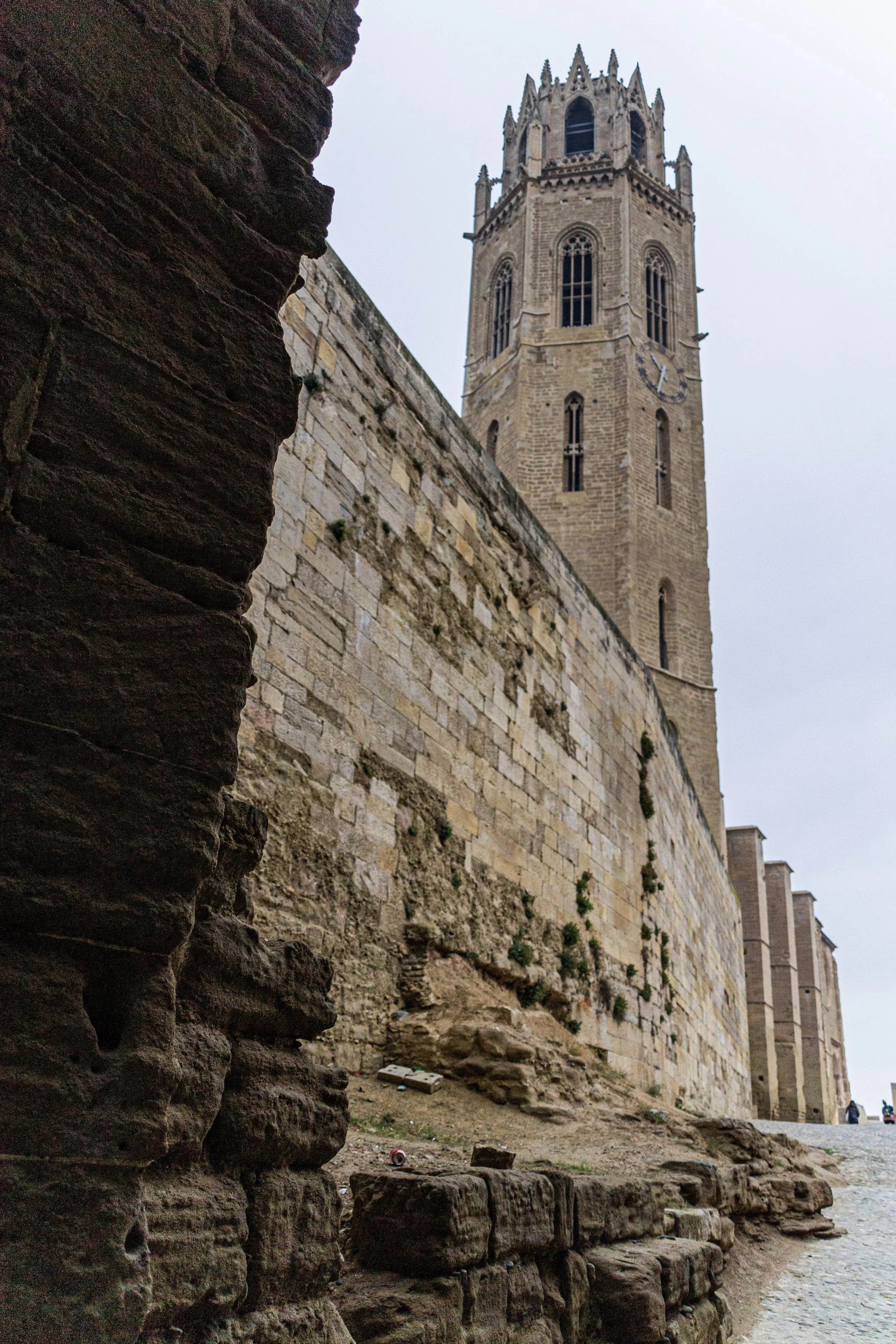 Campanar de la Seu Vella de Lleida vist des del mur del conjunt monumental.