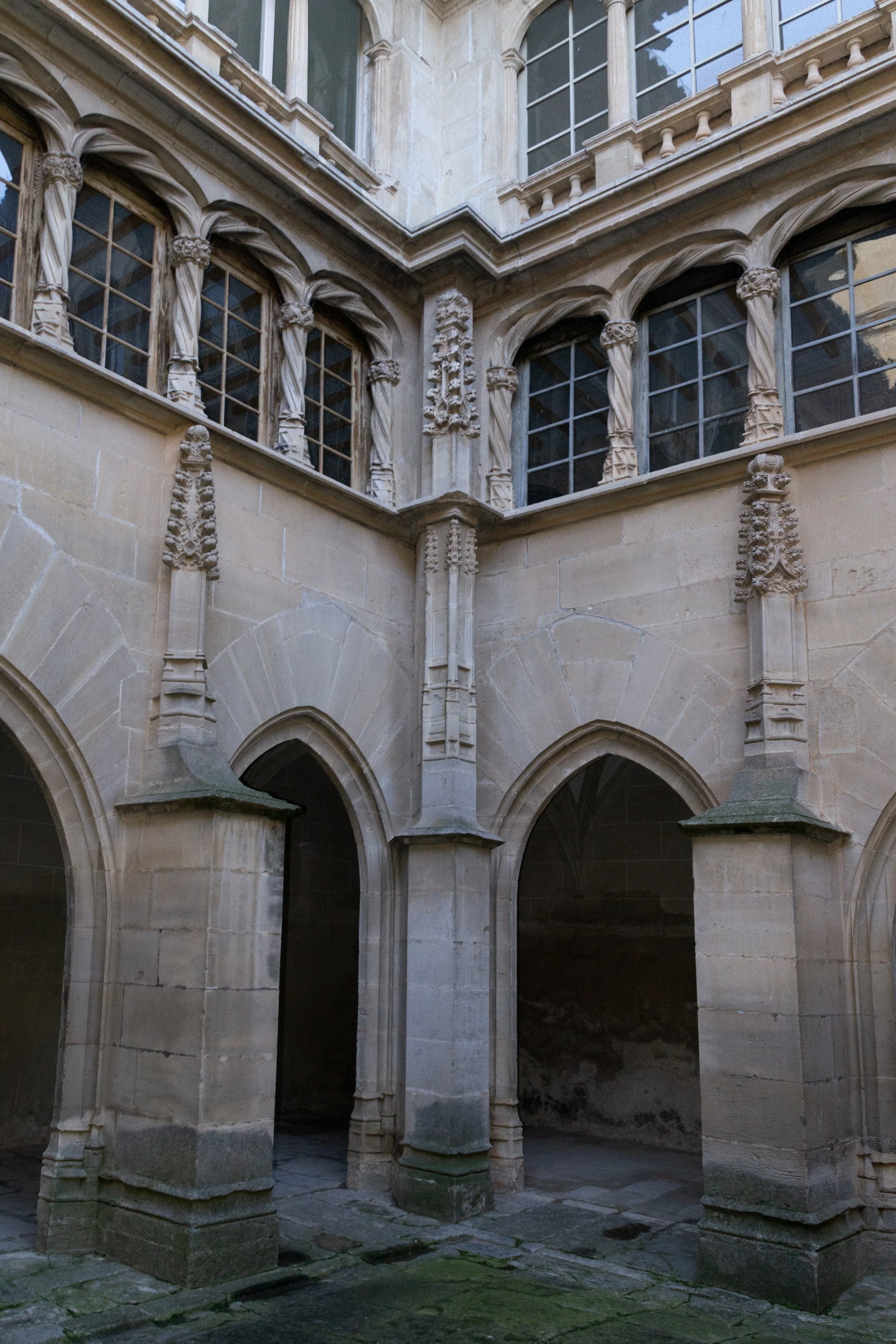 Detall dels arcs i elements ornamentals del pati del Convent de Sant Bartomeu de Bellpuig.