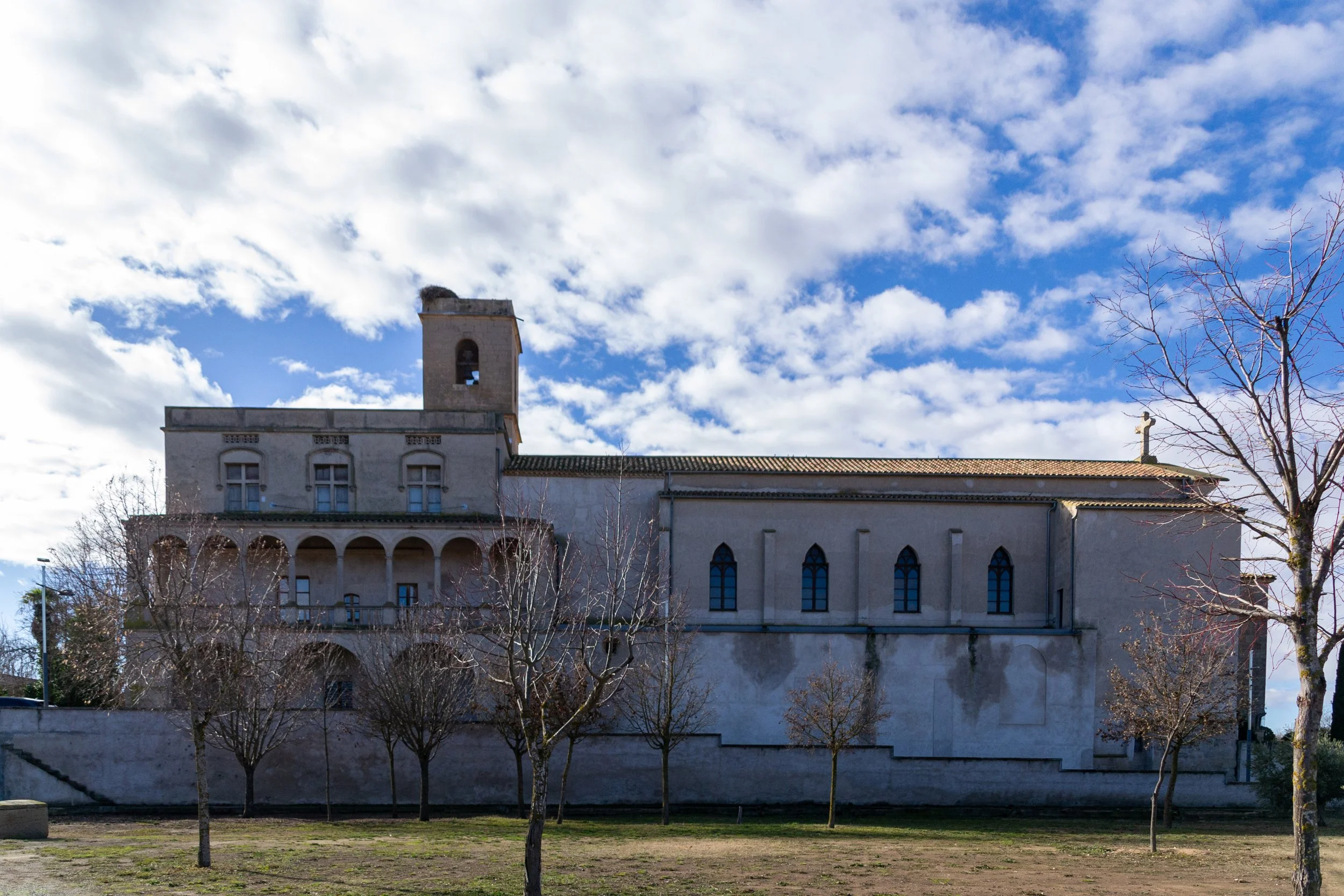 Vista exterior del Convent de Sant Bartomeu de Bellpuig, far de la ruta Fars de Ponent.