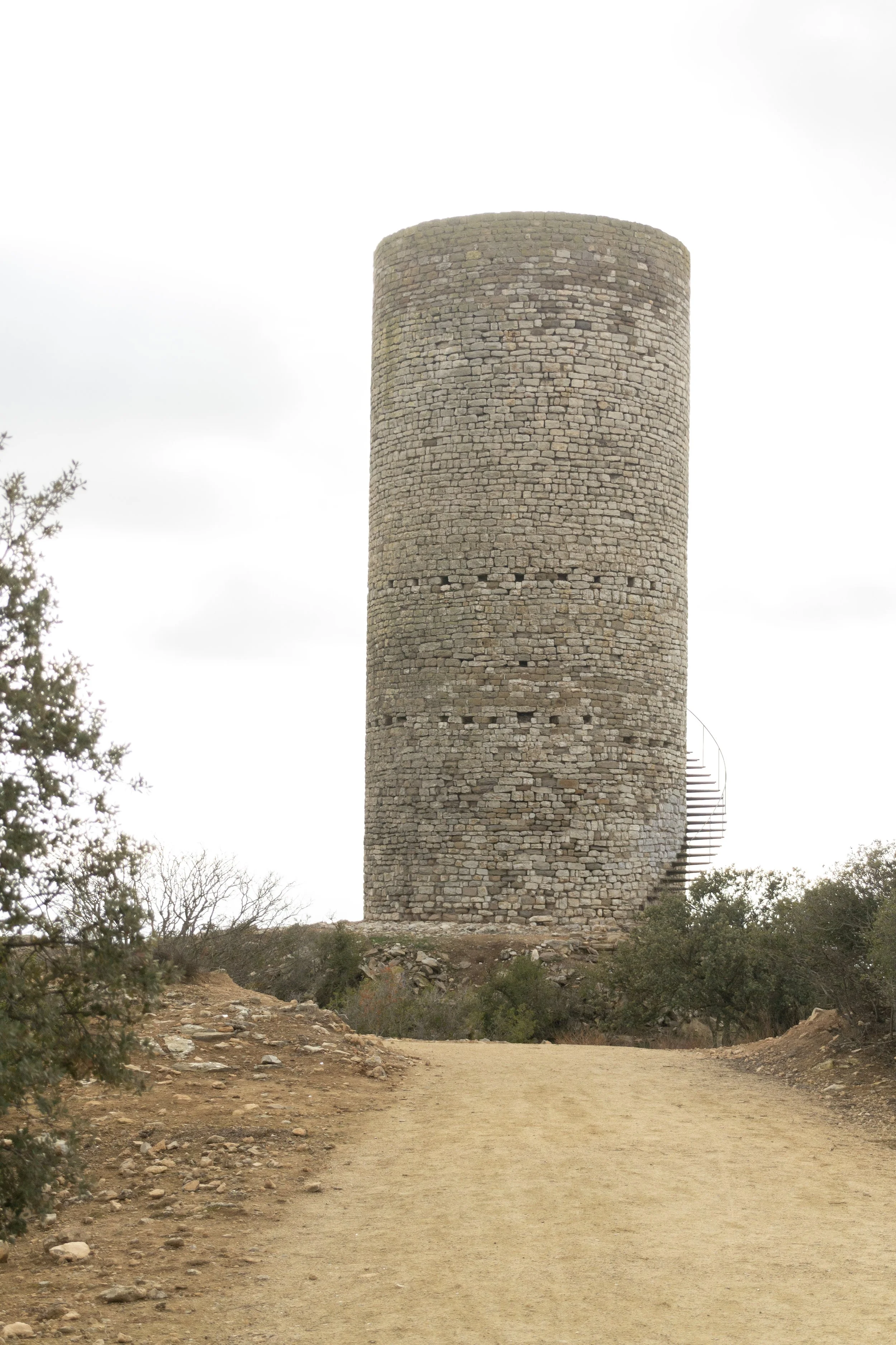 Pilar d’Almenara, torre medieval de guaita d’Agramunt i far de la ruta Fars de Ponent.