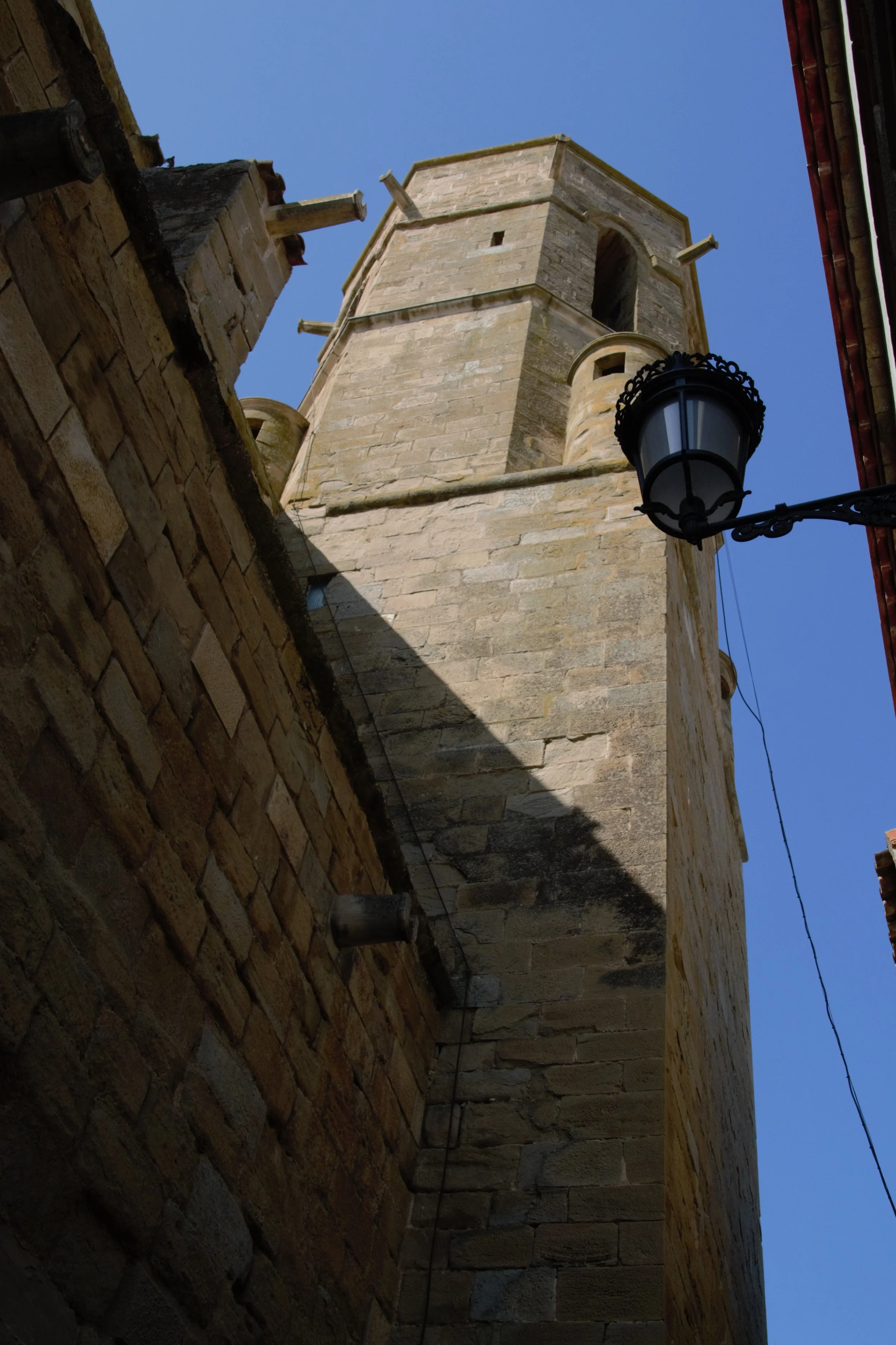 Lateral de Santa Maria de Linyola vista des del carrer.