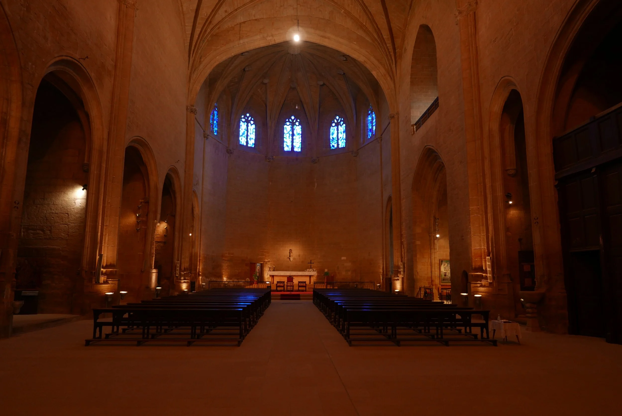 Interior de l’església de Santa Maria de Balaguer amb la nau central i l’altar al fons.
