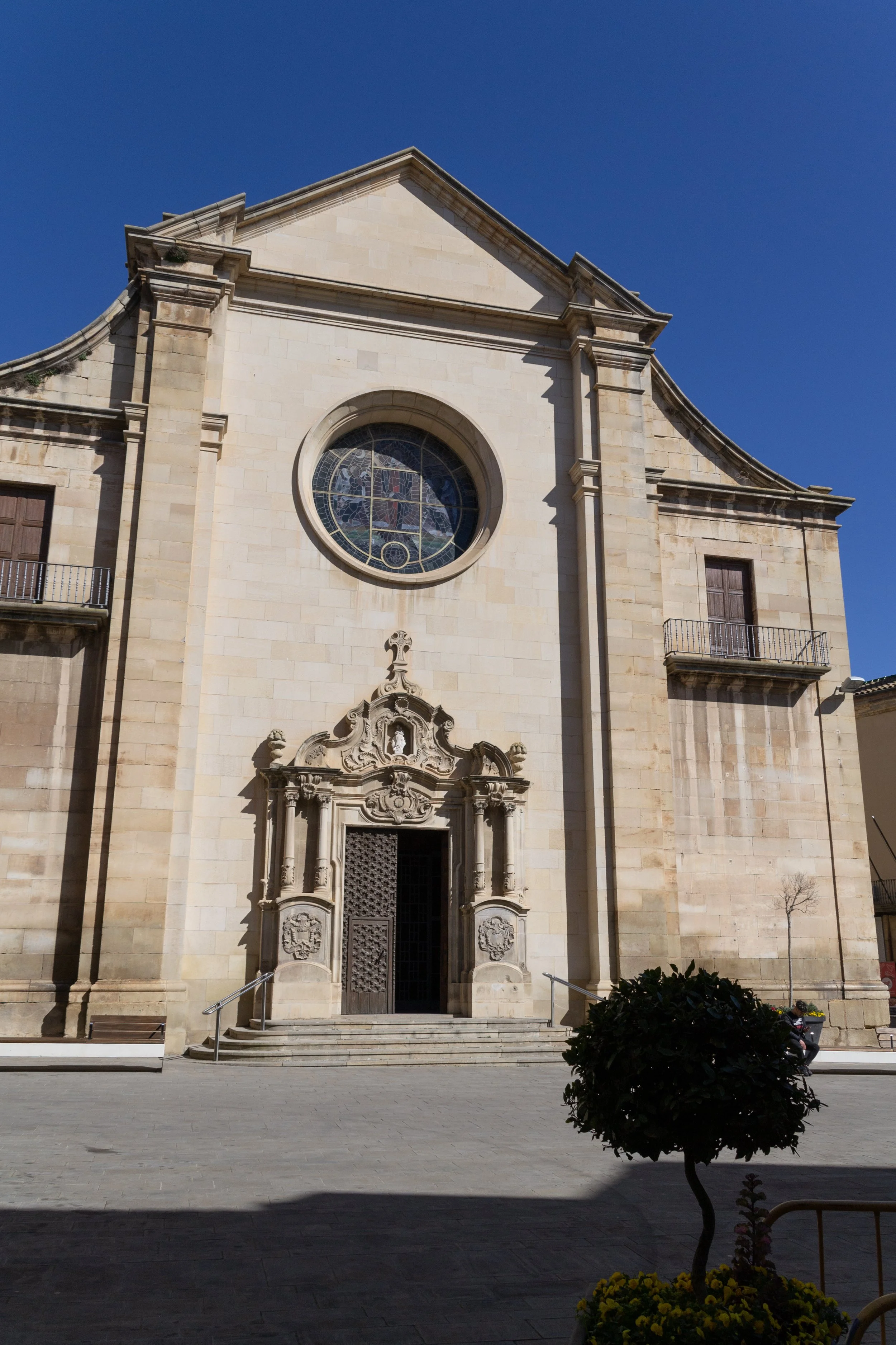 Façana principal de Santa Maria de l’Alba de Tàrrega amb el portal i la rosassa.