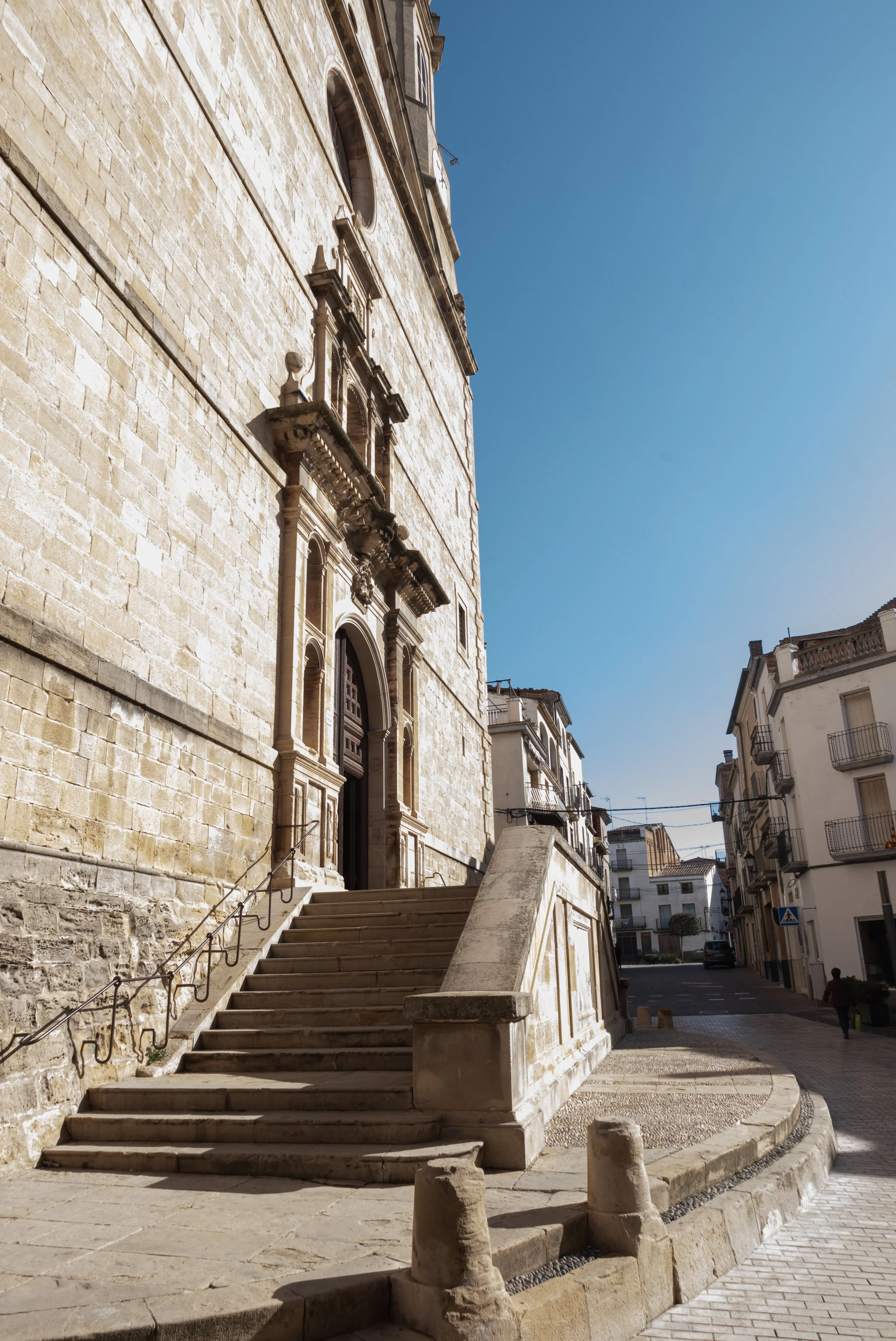 Entrada principal de l’església de l’Assumpció de Maria de les Borges Blanques.