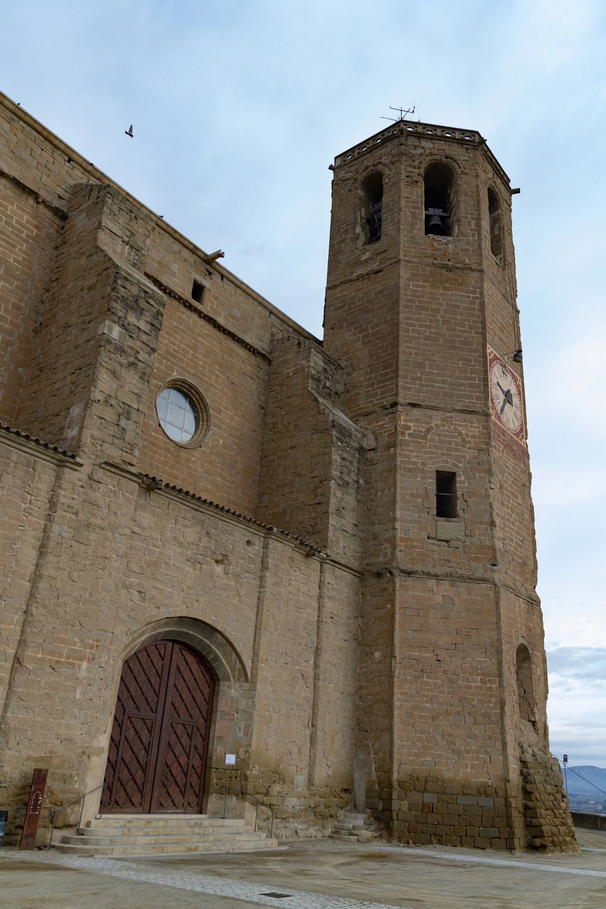 Façana i campanar de Santa Maria de Balaguer, far de la ruta Fars de Ponent.