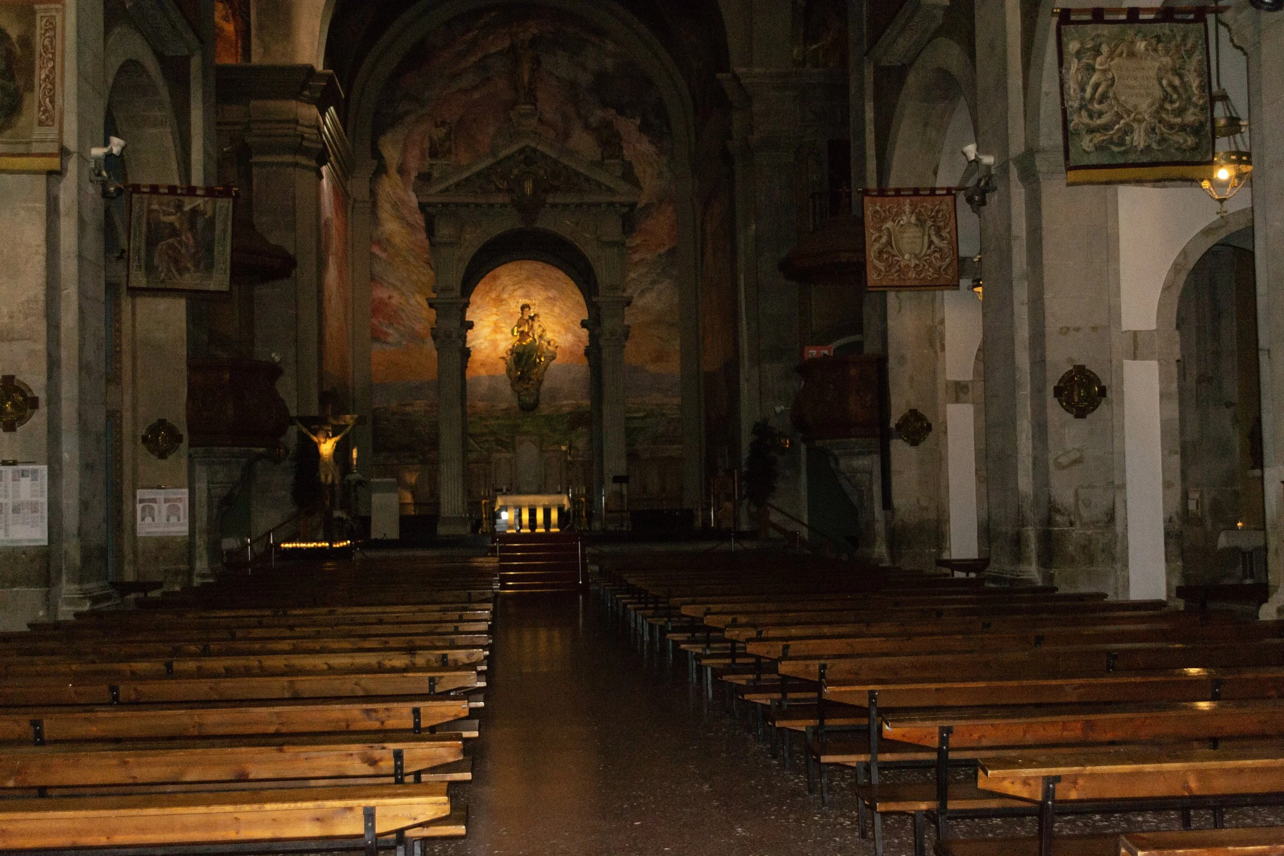 Interior de Santa Maria de l’Alba de Tàrrega amb la nau central i l’altar al fons.