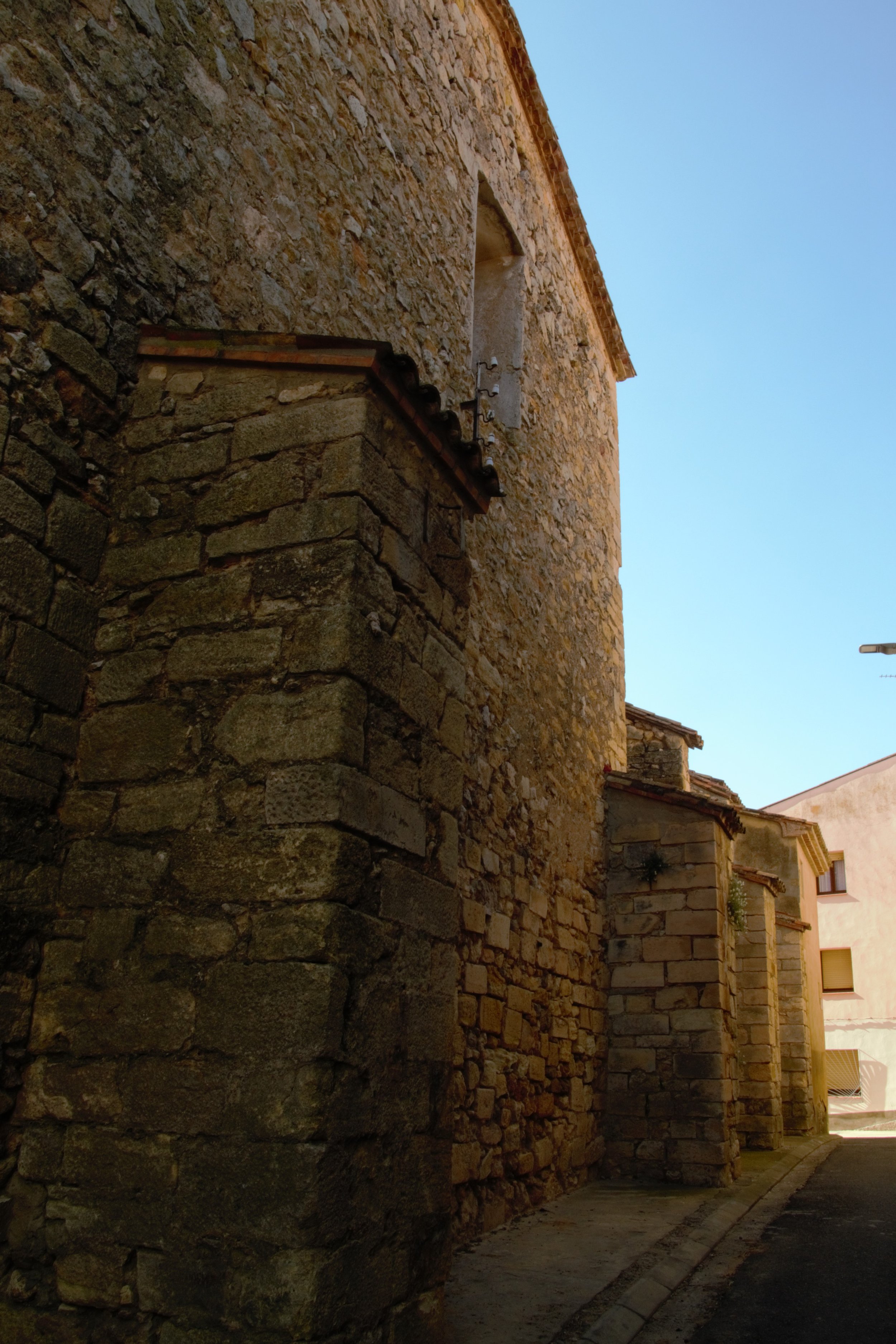 Façana lateral de pedra de l’església de Sant Miquel d’Os de Balaguer.