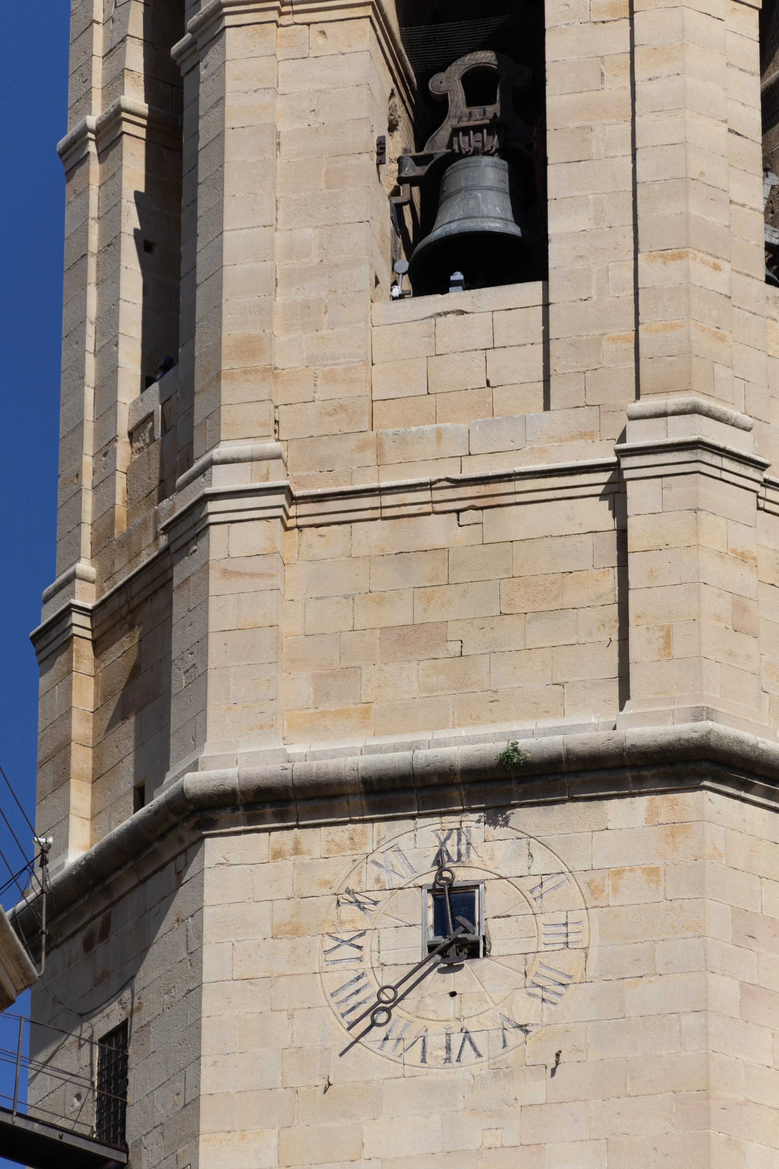 Detall del rellotge i la campana del campanar de Santa Maria de l’Alba de Tàrrega.