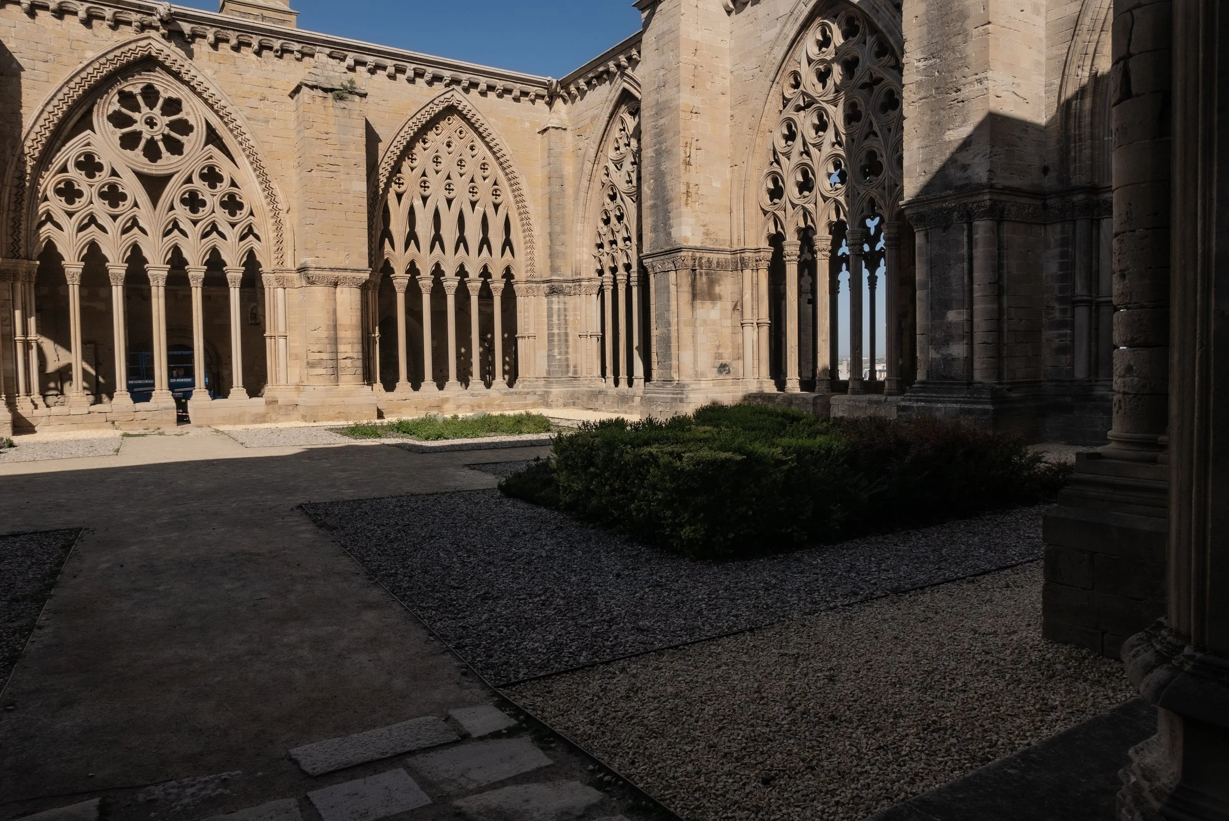 Claustre de la Seu Vella de Lleida amb arcs gòtics i finestrals oberts.