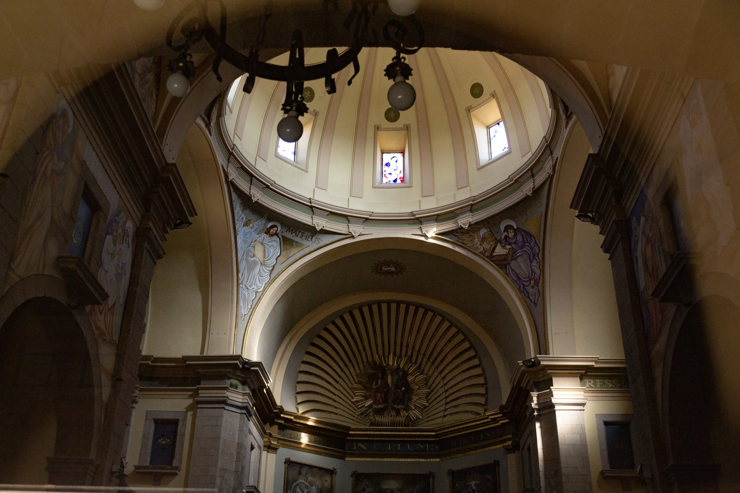 Interior de l’església de l’Assumpció de Maria de les Borges Blanques amb l’altar i la cúpula.