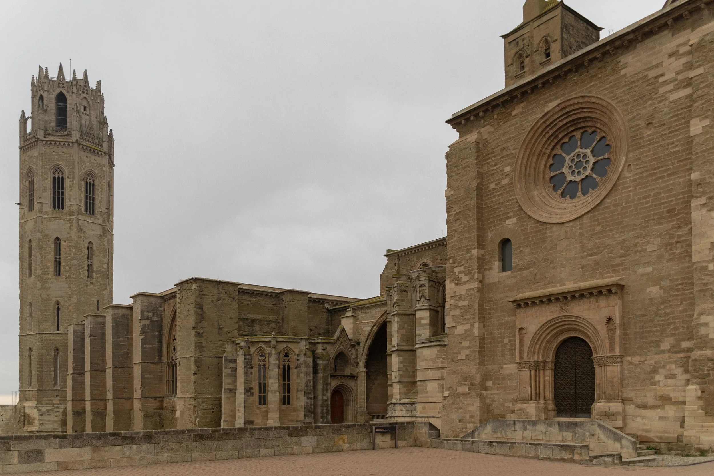 Seu Vella de Lleida amb el campanar, la porta monumental i la rosassa, far de la ruta Fars de Ponent.