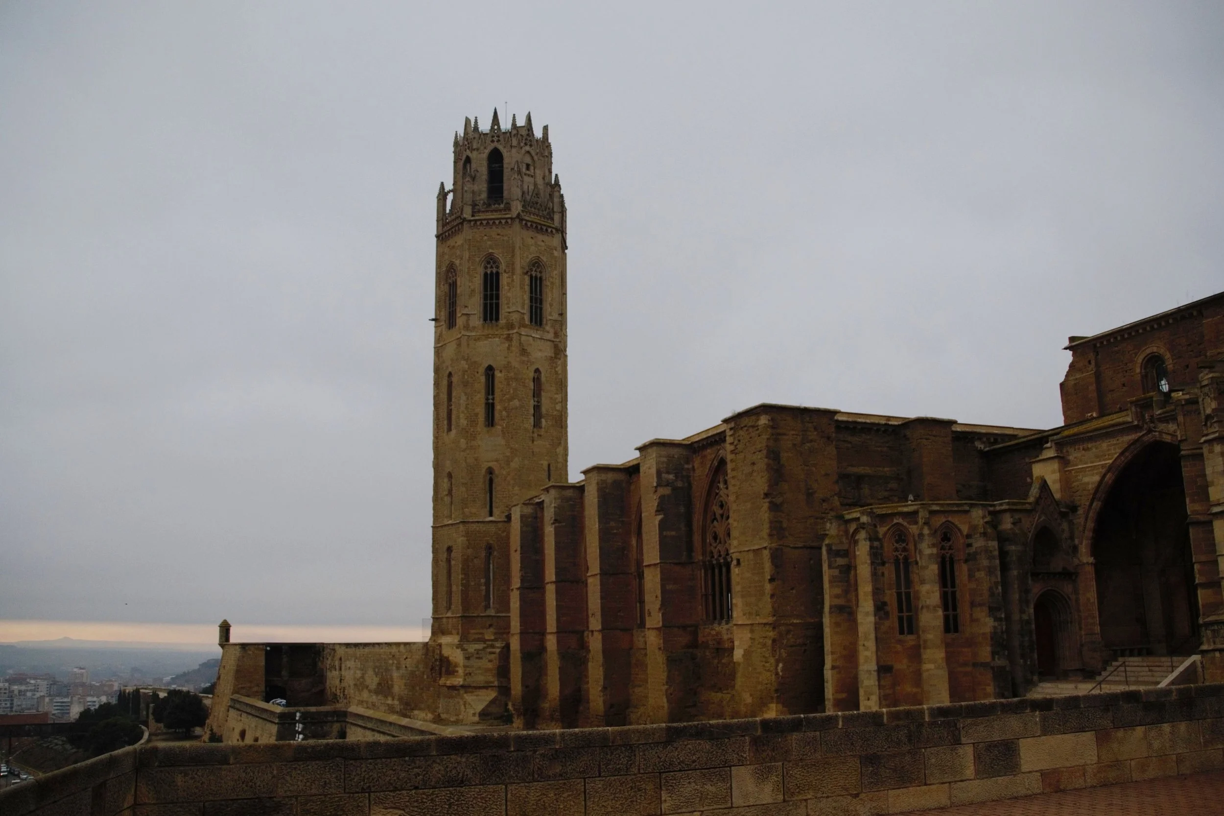 Seu Vella de Lleida amb el campanar dominant el perfil de la ciutat.