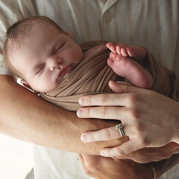 Love these natural light family snuggles 💙