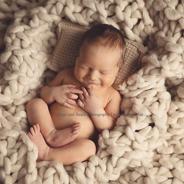 I spy a chin and cheek dimple! ❤️ #snipsandsnailsphotography #naturalnewbornphotography #newbornphotographer #mdphotographer #panewbornphotographer