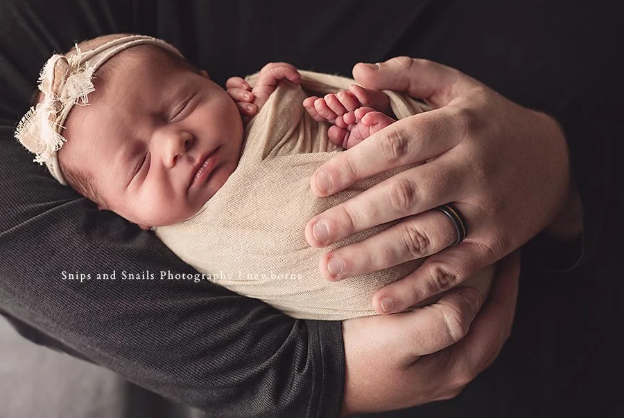 LAST CALL - need a gift certificate for someone you love who is expecting? Contact the studio today! BONUS: Free set (3) of accordion albums included if purchased by 12/31/25 https://www.snipsandsnailsphotography.com/contact
#NewbornPhotography
#Newb