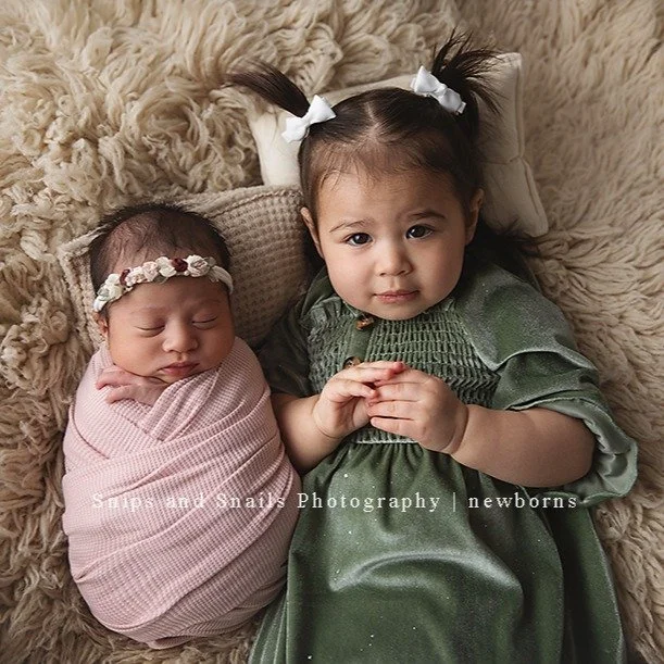 Being a big sister is serious business - especially when you are only 15 months old! ❤️
#snipsandsnailsphotography
#chambersburgphotographer
#hagerstownphotographer
