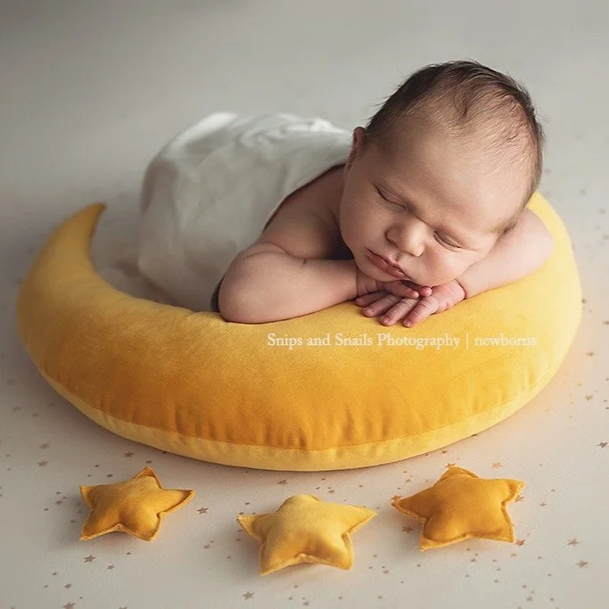 Loved to the moon and back 🌙⭐️❤️
#snipsandsnailsphotography
#newbornphotographer
#familyphotographer
#familyphotographerhagerstown
#familyphotographerchambersburg
#shippensburgphotographer