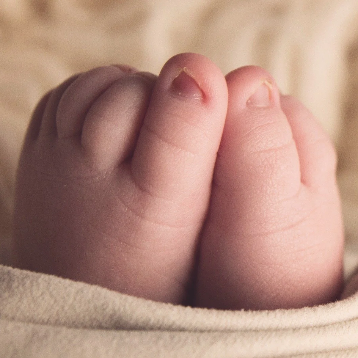 FLASH SALE: 10% off a Natural Newborn session Thursday 4/23 @ 10:30am. Perfect for a small family - mom, dad &amp; baby or mom, dad, baby and 1 sibling. Newborn 3 weeks or under only. 
Message me to schedule!
Natural newborn pricing/description: http