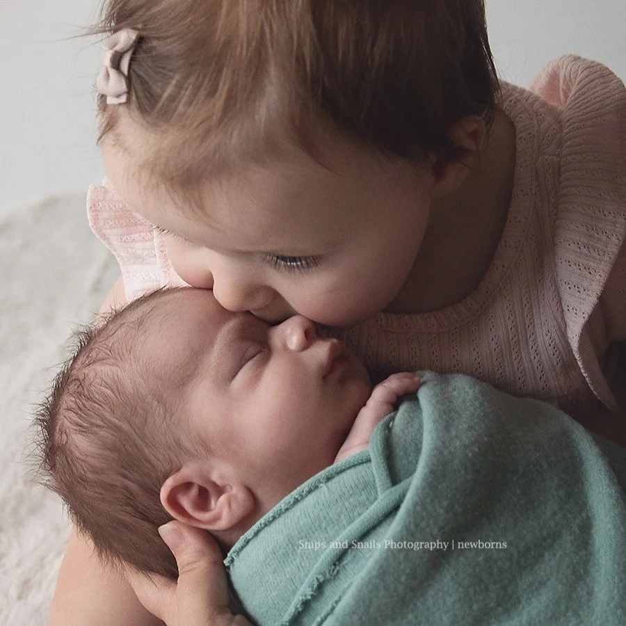 Such a sweet sibling moment 🩷🩵