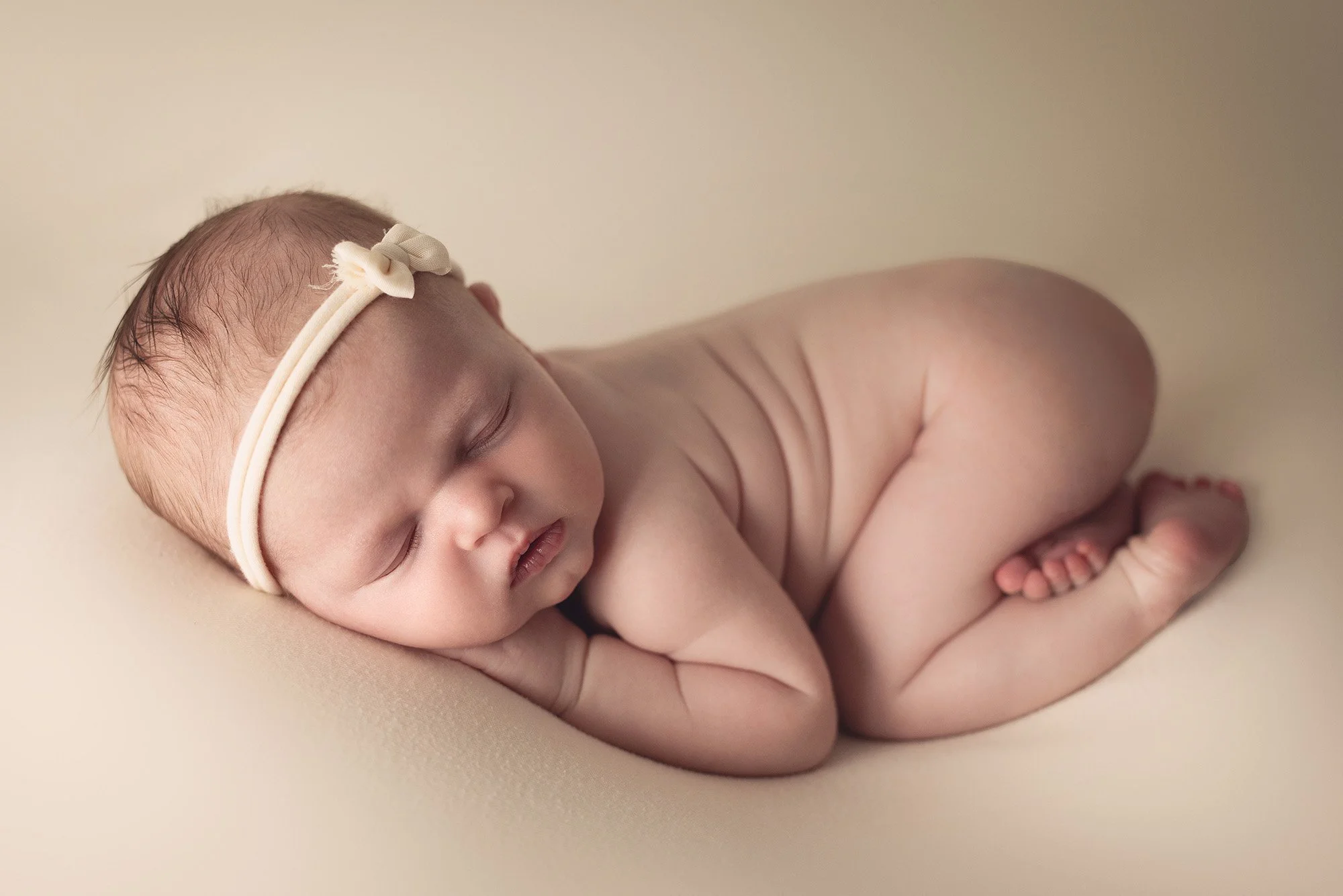lifestyle newborn photographer.jpg