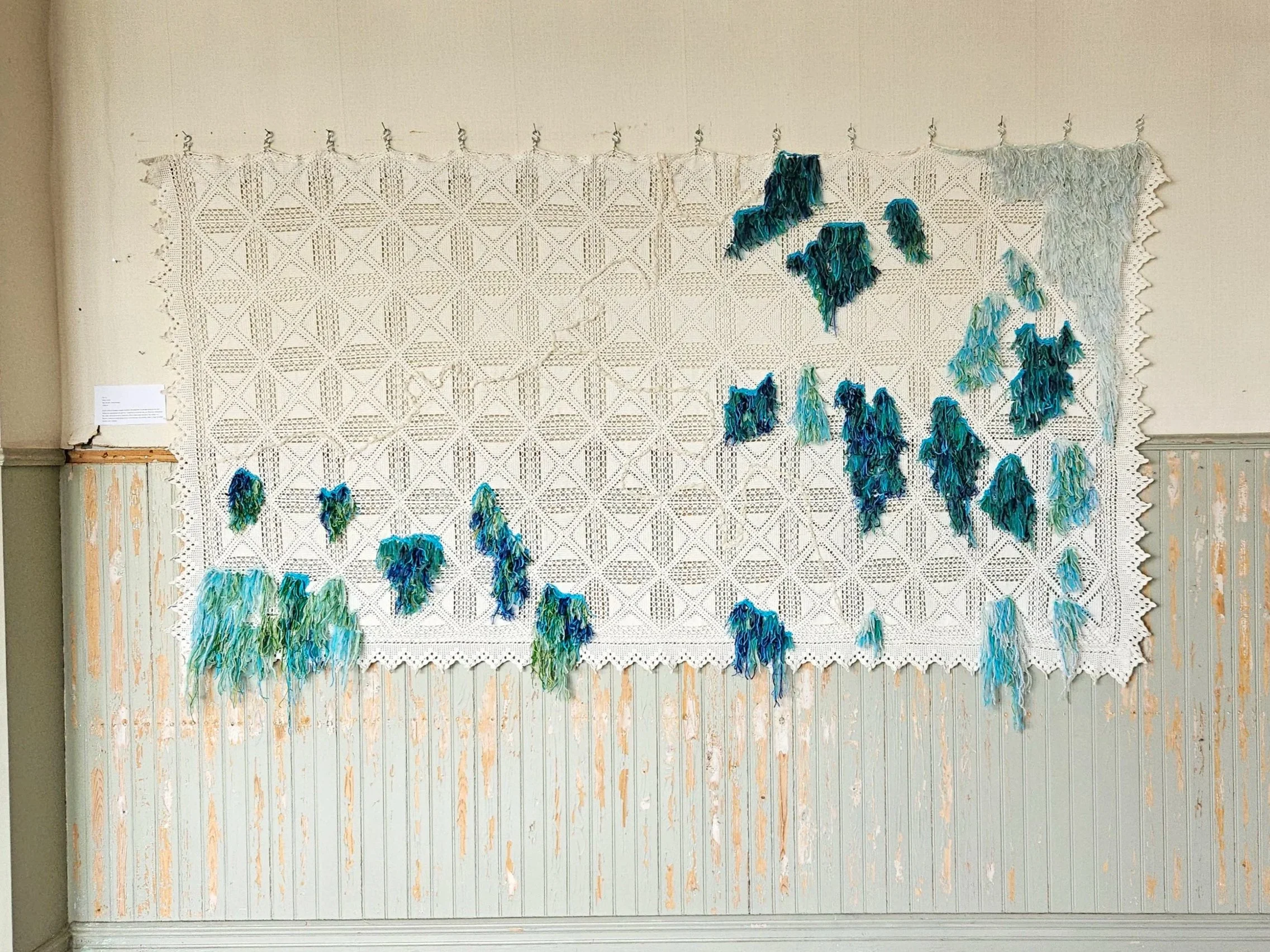 Nu i ro. Gobeläng. Virkat överkast, spetsband, ryaknutar i blandgarn. 160x290 cm. © Karin Lönnå