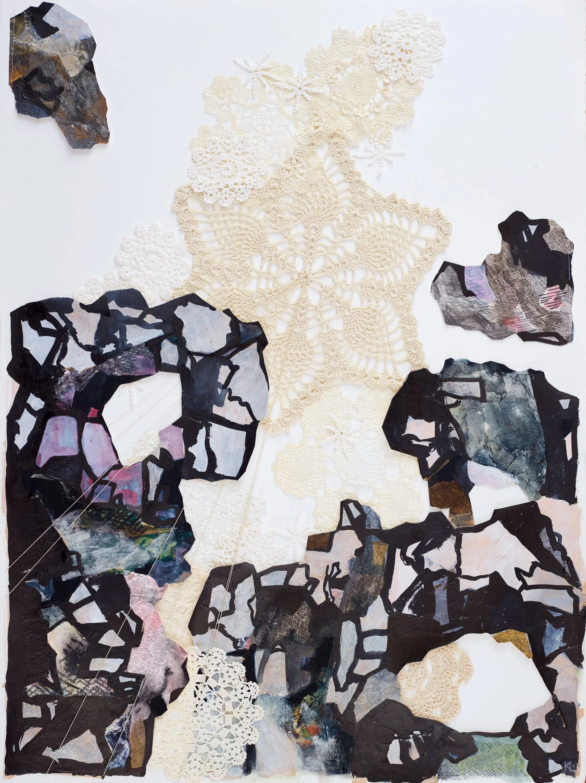 Var inte rädd 76x56, akryl, gouache, flytande tusch, blyerts, kol, Micron fineliner, broderigarn i merceriserad bomull, virkade textilier, Somerset syrafritt litopapper. © Karin Lönnå (Foto: Kristofer Lönnå)