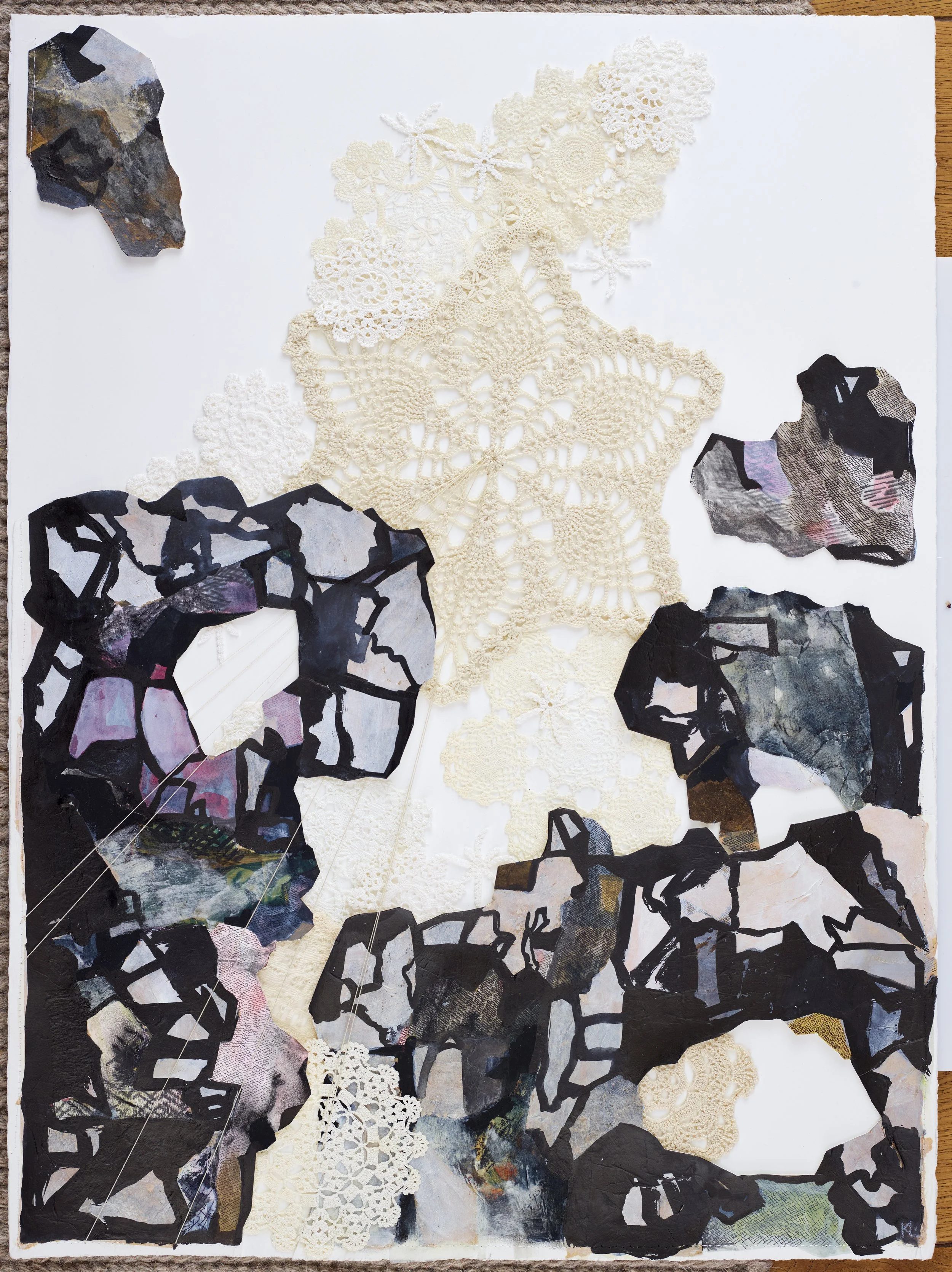 Var inte rädd 76x56, akryl, gouache, flytande tusch, pärlgarn, virkade dukar, Somerset syrafritt litopapper. © Karin Lönnå (Foto: Kristofer Lönnå)