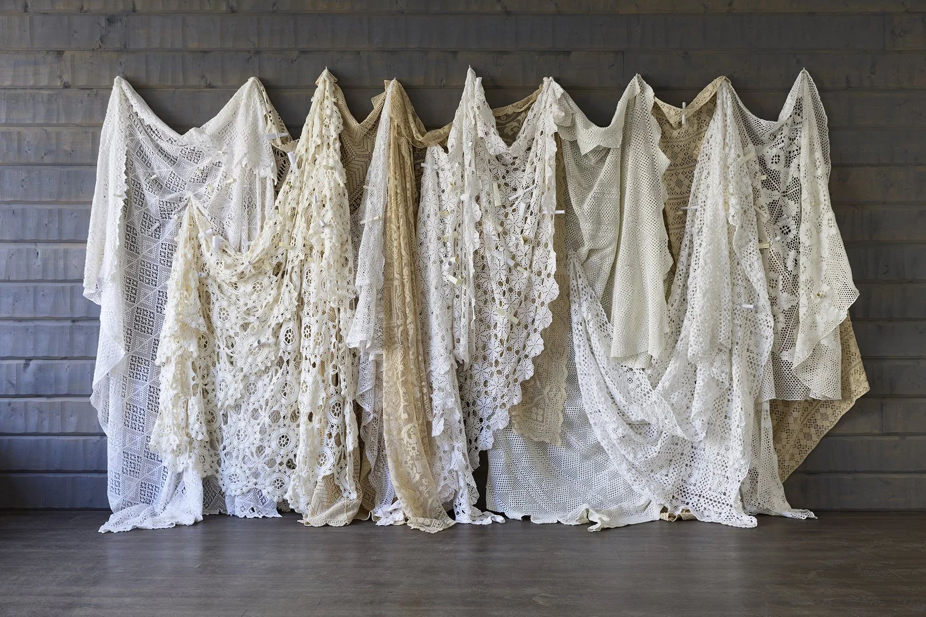 Alla vi maskor, interaktiv installation. Publiken uppmanas att skriva en hälsning i tacksamhet till någon äldre förebild och kila in den i någon av öglorna. Ca. 220x400 cm. Virkade överkast och papperslappar. Installationen visas på flera ställen, hä