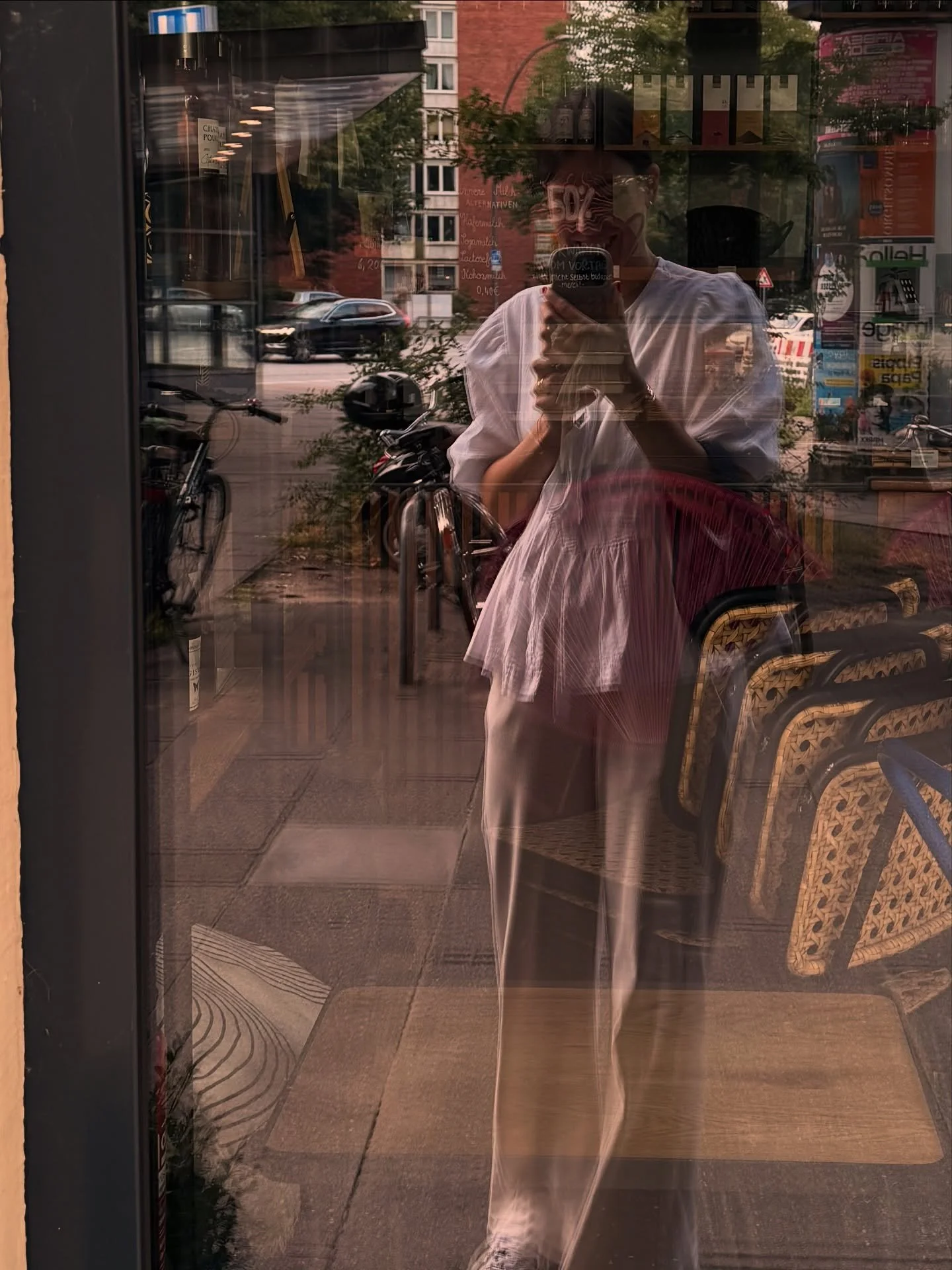 Ich war mittendrin, im Kiezleben, im Trubel, im Spontanen. Abende, die nicht geplant waren, wurden zu Erinnerungen, die bleiben.

Gespr&auml;che, die mich mitten in mein Herz erreicht haben und Begegnungen, die sich so leicht anf&uuml;hlten, als w&au