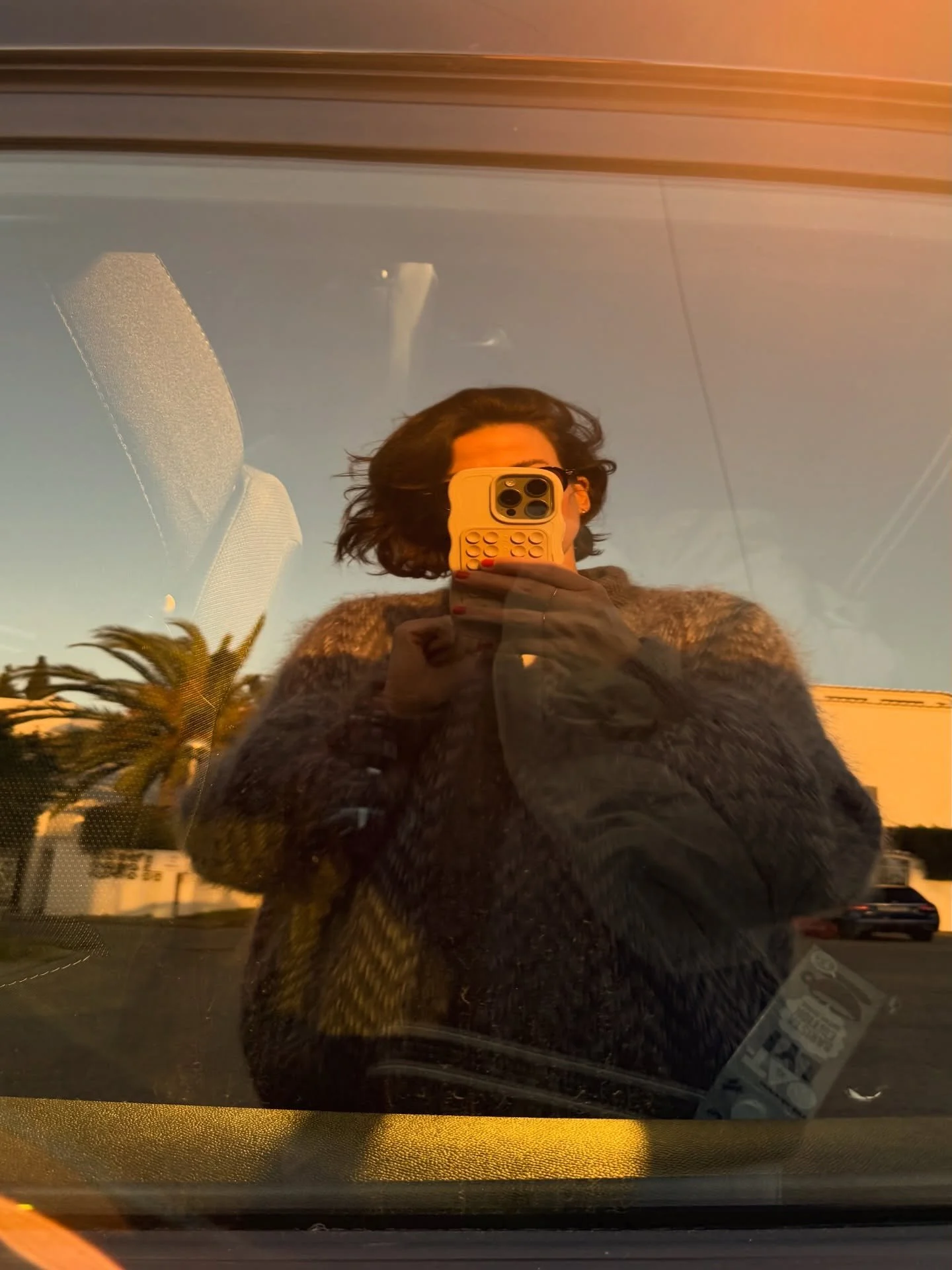 Ich sitze gerade im Flugzeug, irgendwo zwischen den Wolken und schreibe diese Zeilen. ☁️✨ Es ist etwas an diesem Ort zwischen Himmel und Erde, das mich immer zum Nachdenken bringt. Vielleicht ist es die Distanz zum Alltag oder die Stille in der Beweg