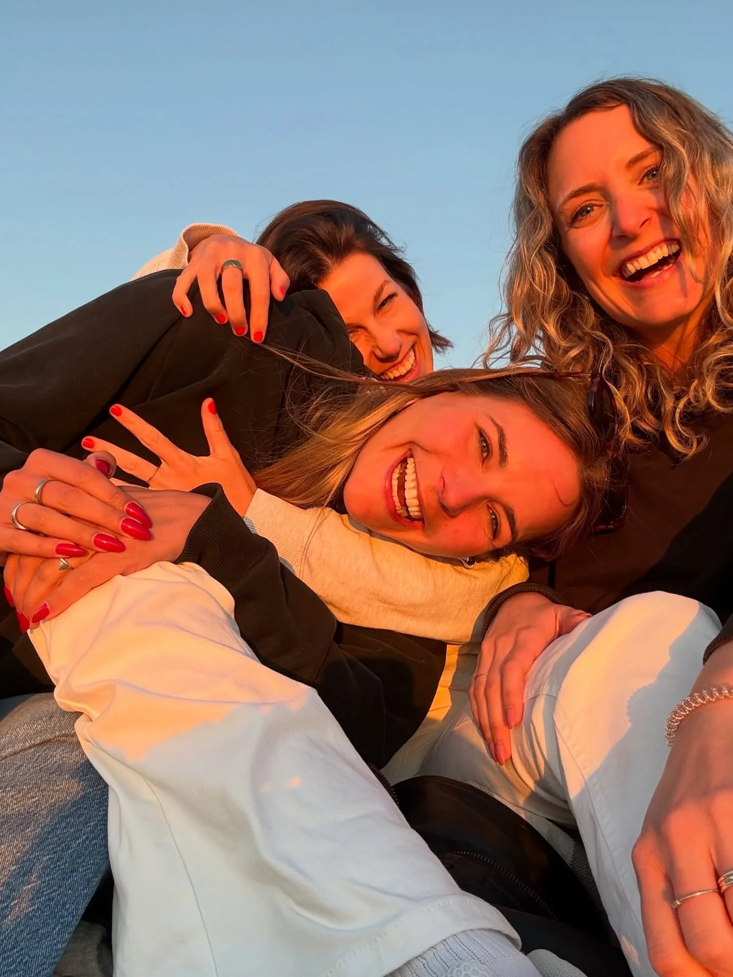 🎶 &hellip;&bdquo;You gotta be cool, you gotta be calm, you gotta stay together.&ldquo;&hellip; mit diesen beiden an meiner Seite 🧡🌅✨

#freundschaft #trio #sonnenuntergang #Portugal #slowlife