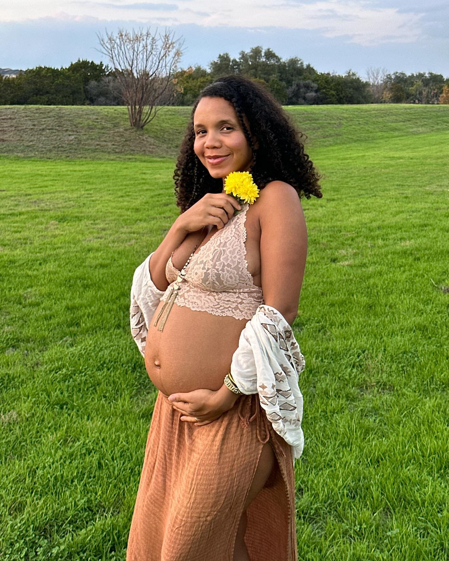Our third sacred soul child is arriving this spring! 🌼💕

We have been blessed with the gift to grow our family and we are so grateful.

I love being pregnant, I love giving birth, I Iove being a mama 

#davanamama #22weeks #surrenderandtrust #grati