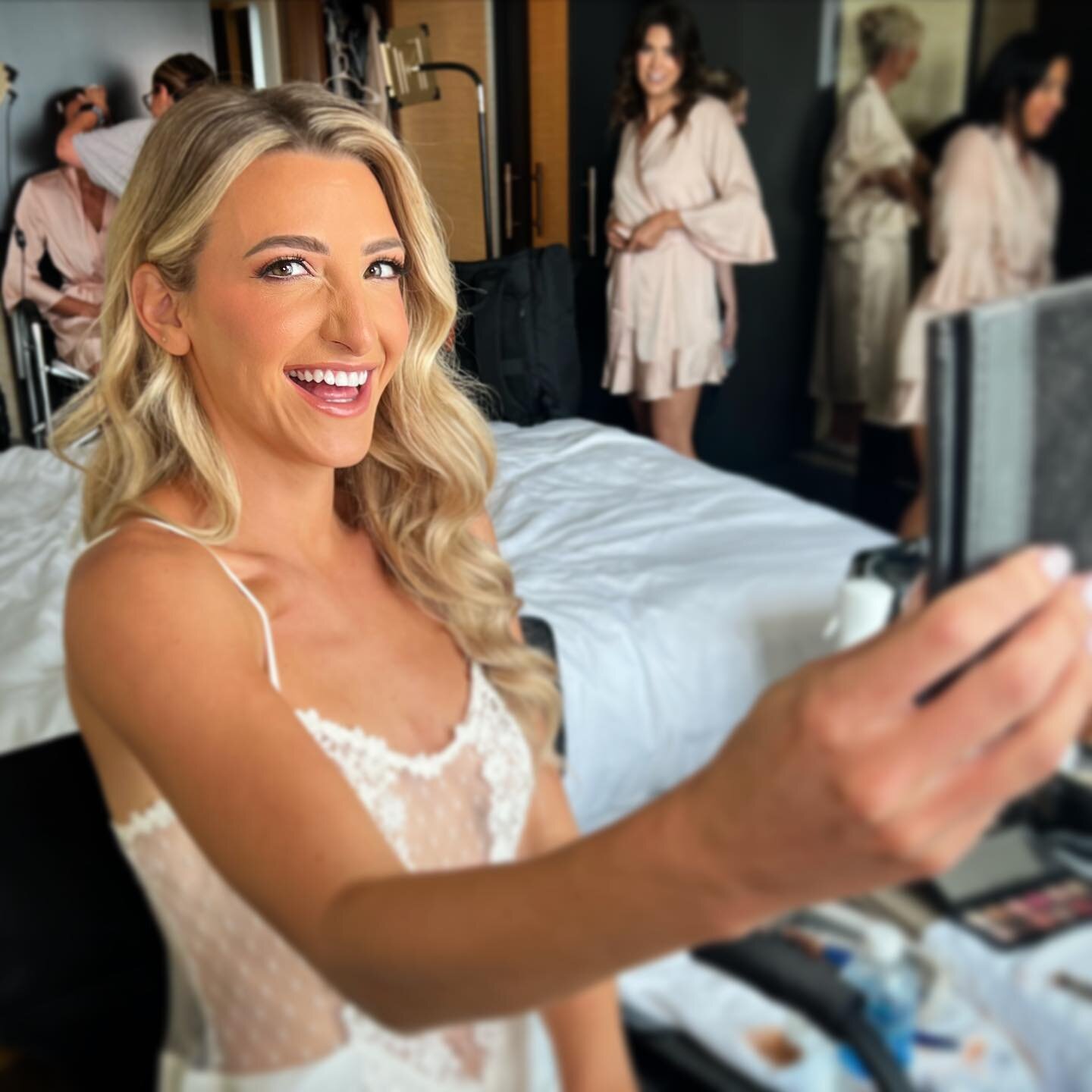 💕 A real life Barbie Doll, but better! 💕

💕 What a joy it was to be apart of Jordan&rsquo;s wedding celebration! Up bright and early, ready to pamper her and her crew. 

💕 I loved following her around throughout the day and into the evening, maki