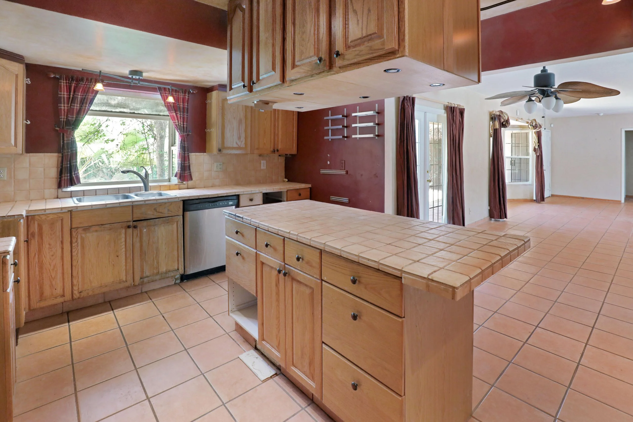 Kitchen 2.jpg