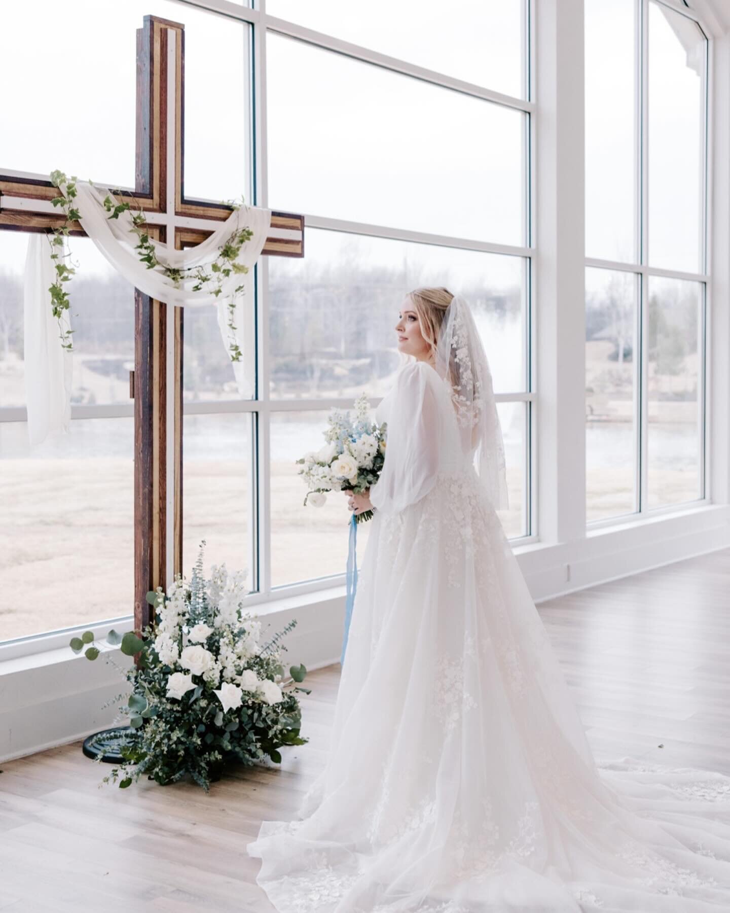 A tiny glimpse of this beautiful gallery that went out this weekend. The soft blues and the winter weather, I loved every second. 

Now to mention the dream team:

Venue: @vinterratulsa 
Planner : @malynmade 
Florist : @robynsflowergarden 
Videograph