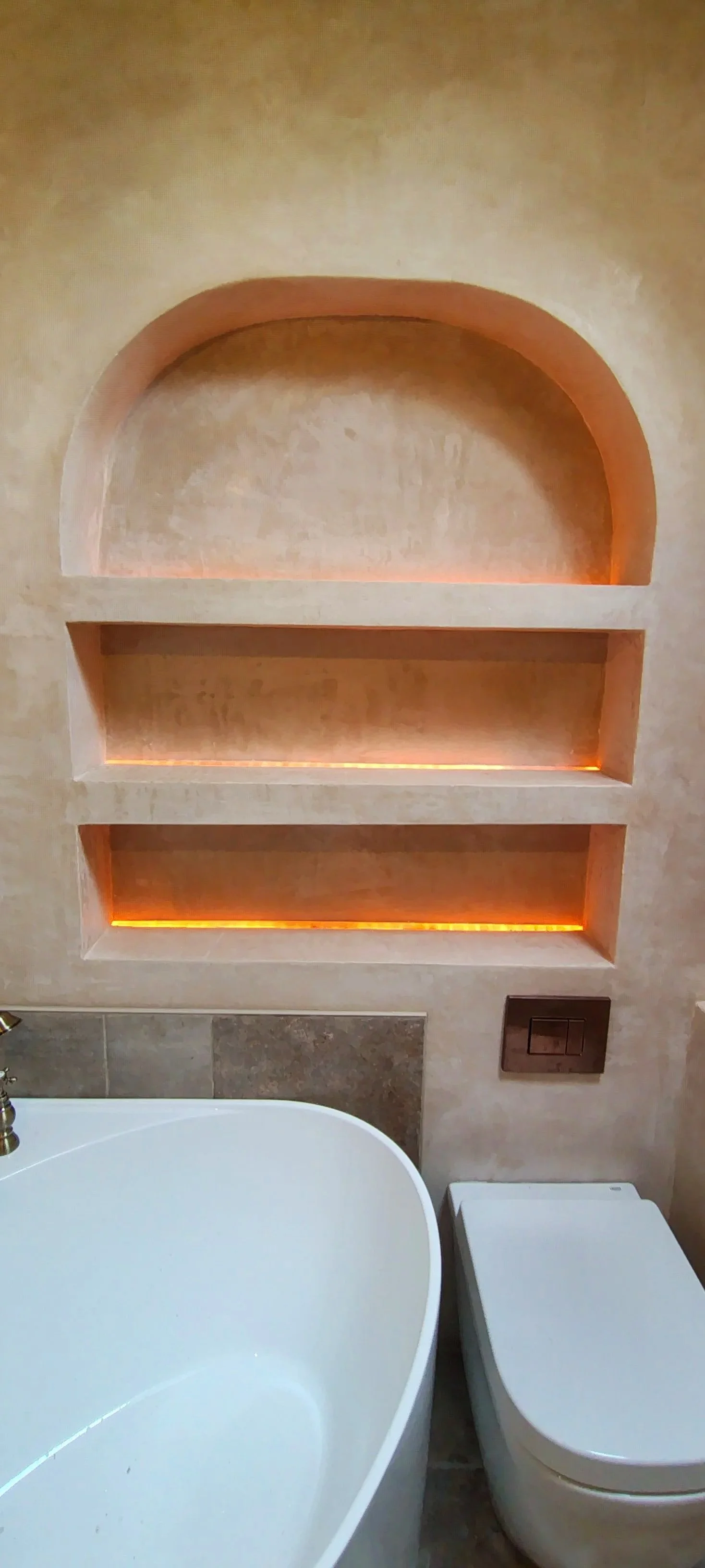 Tadelakt niches in a bathroom