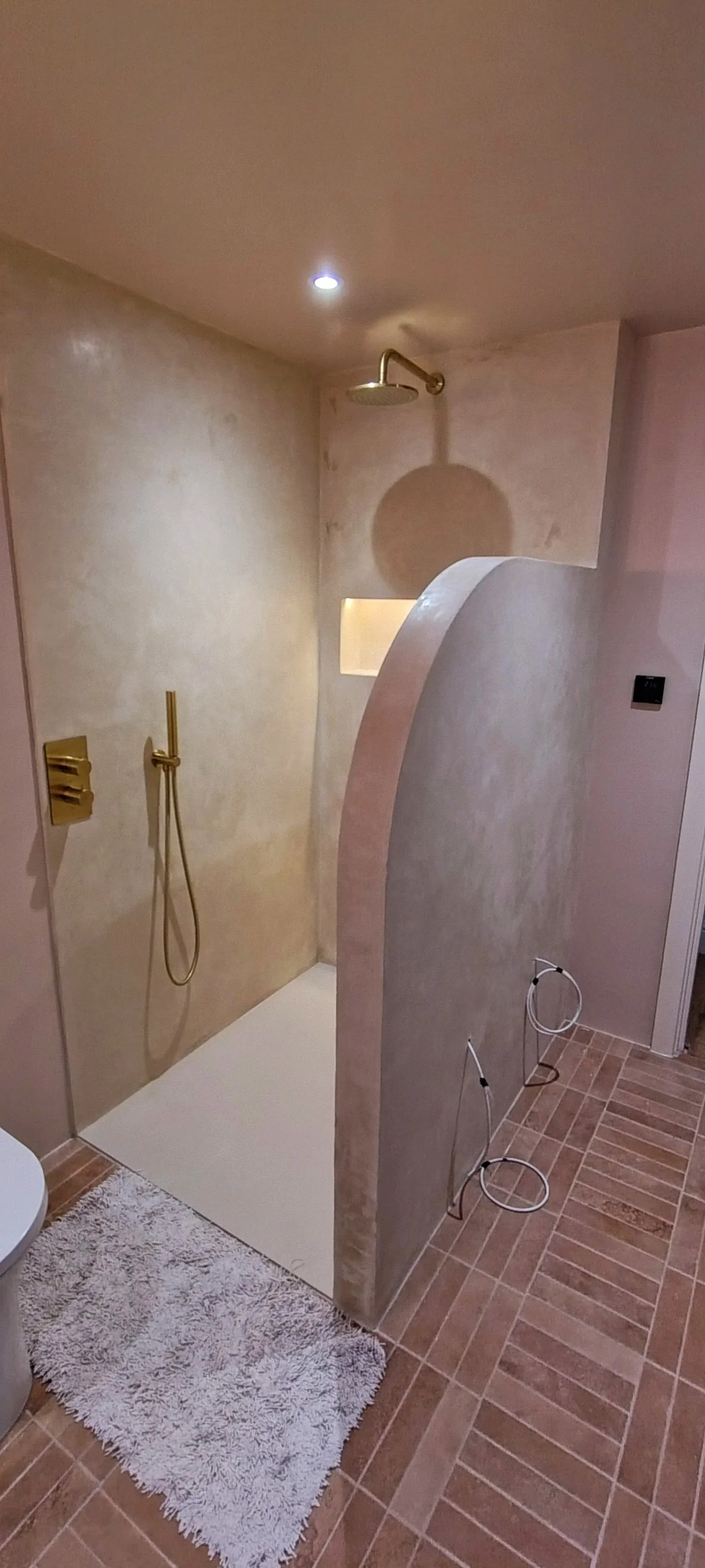 The gentle curves of Tadelakt