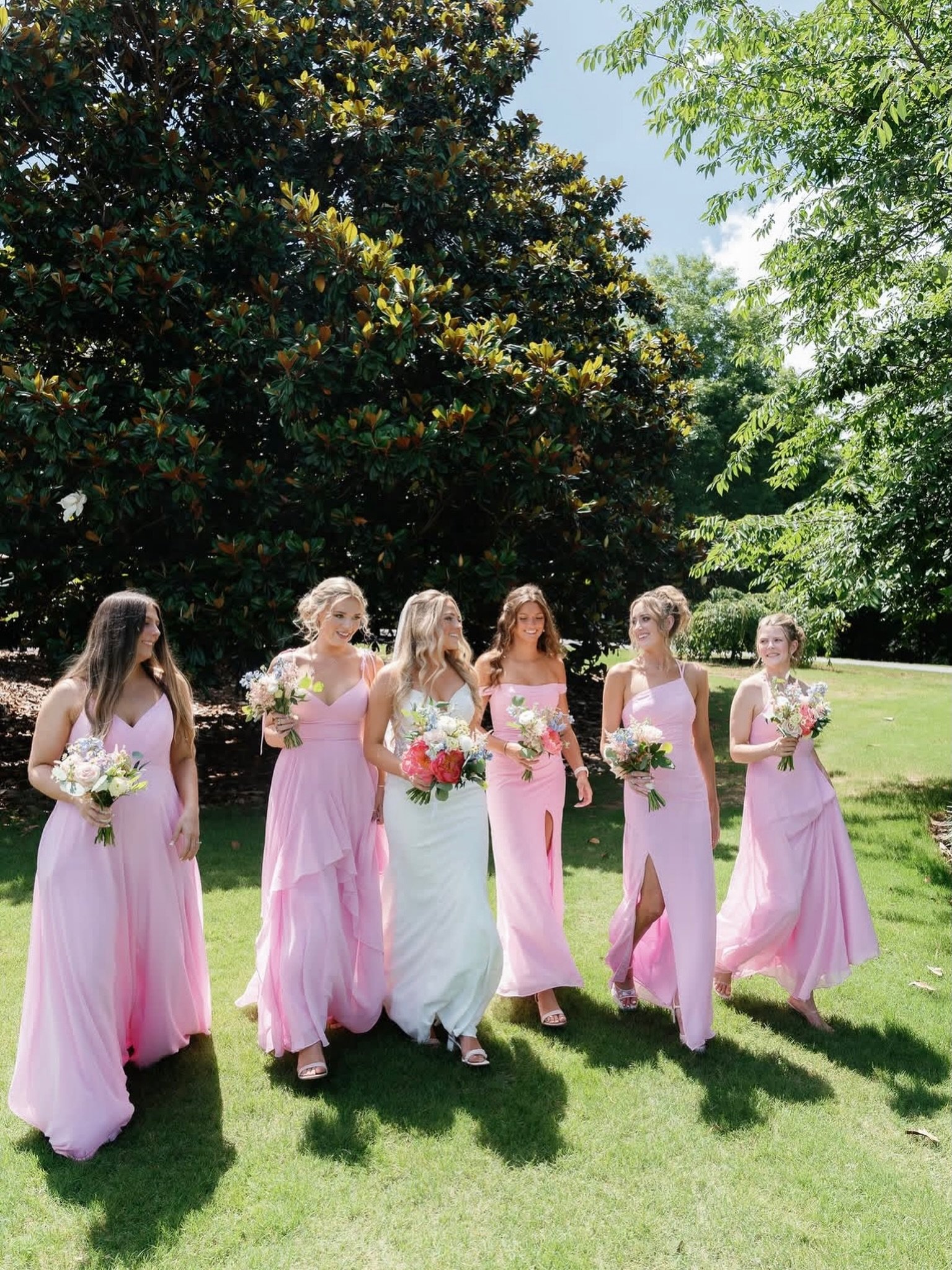 The whole bridal party glowing💐💖