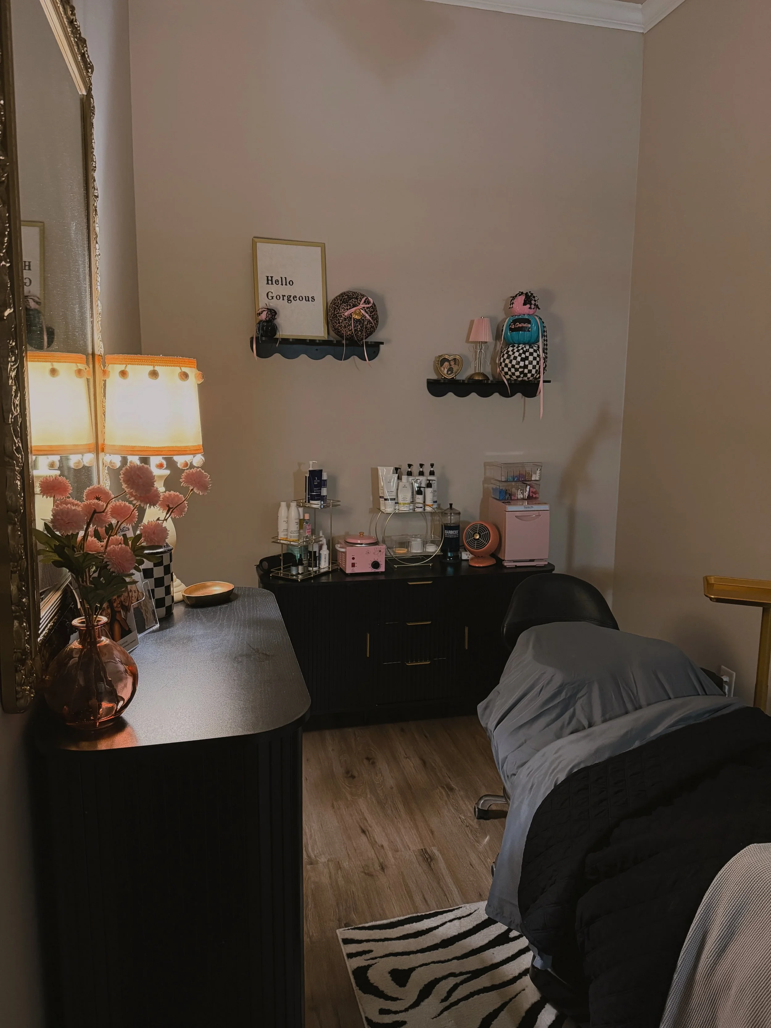 Come get CoZy!!!! 🥰🎶 Heated bed, cozy blankets, a good playlist, and a little time just for you. 🫵🏼 

Your little escape at Zo Aesthetics - Jasper🕯️✨

Book your next appointment online at zoaesthetics.com 💌