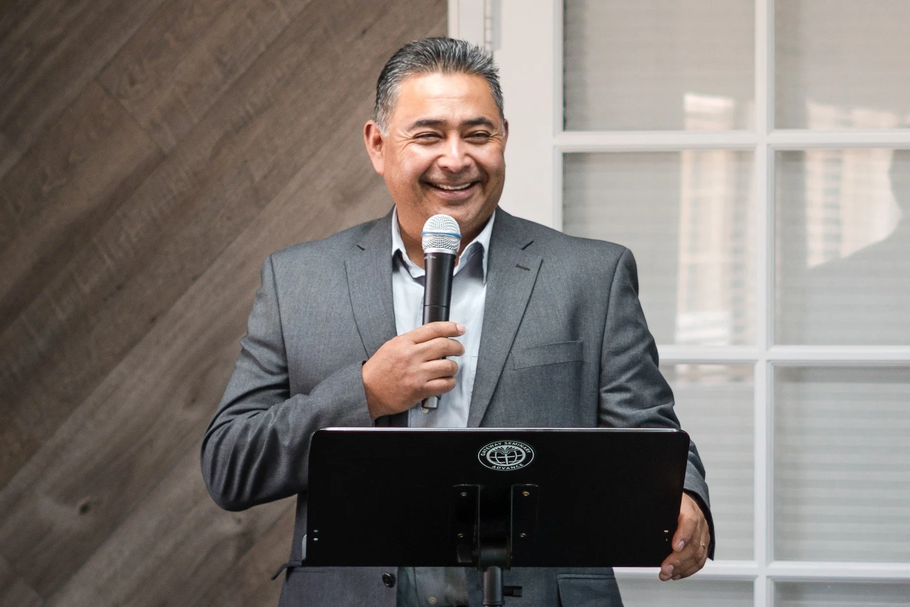 Pastor Efren Castro.jpg